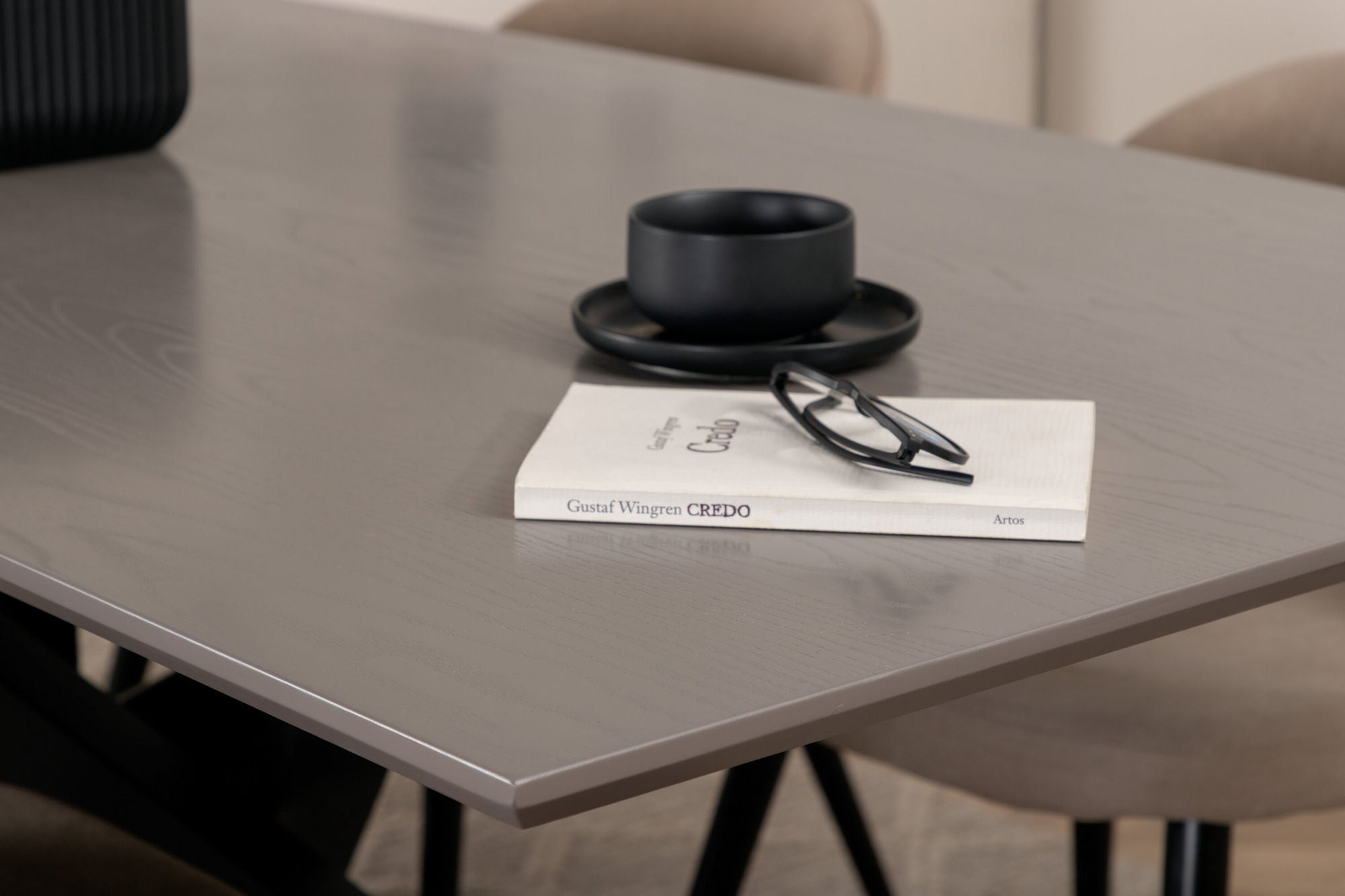 Venture Home Piazza spisebord - Black / Grey Veneer+Velvet Stitches stol - Black / Beige Fabric (Polyester linen )_6