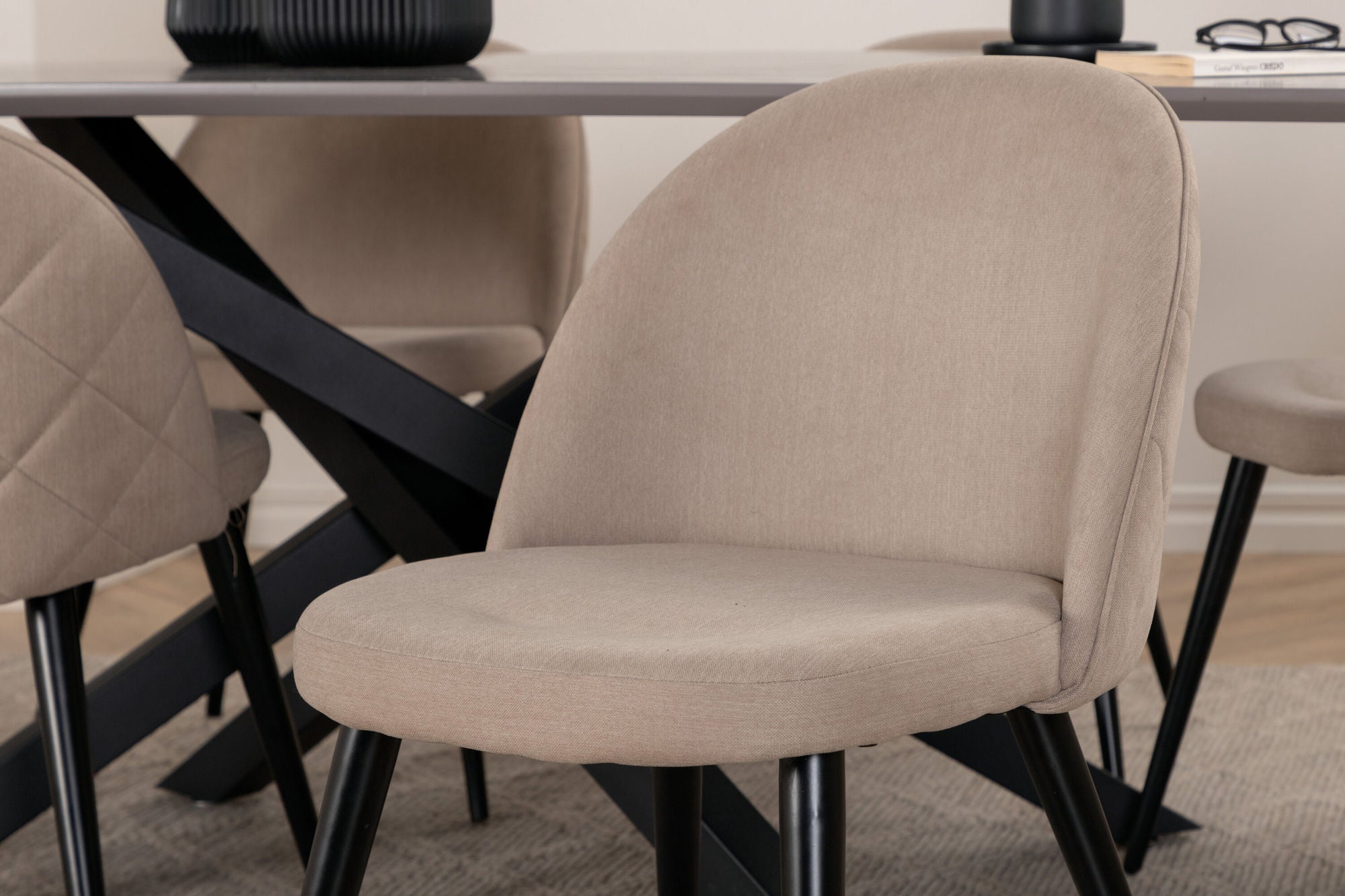 Venture Home Piazza spisebord - Black / Grey Veneer+Velvet Stitches stol - Black / Beige Fabric (Polyester linen )_6