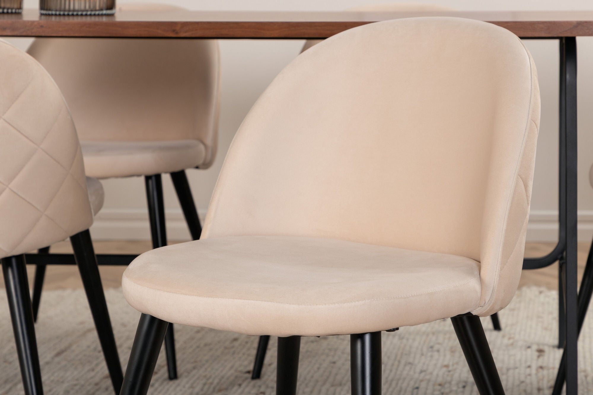 Venture Home Uno spisebord - Black / Walnut Veneer+Velvet Stitches stol - Black / Beige Velvet_6
