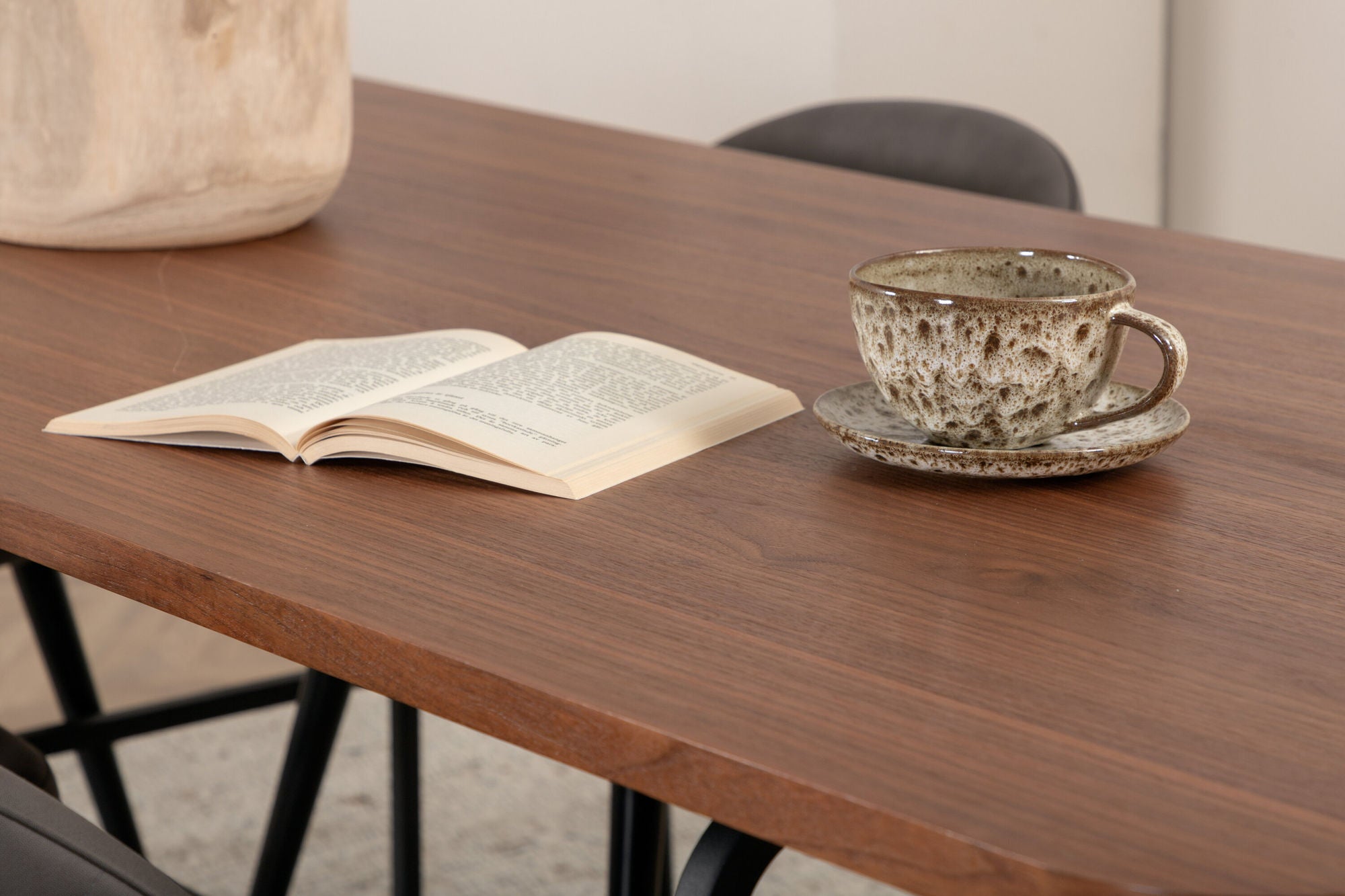 Venture Home Uno spisebord - Black / Walnut Veneer+Velvet Stitches stol - Black / Grey Micro Fibre_6