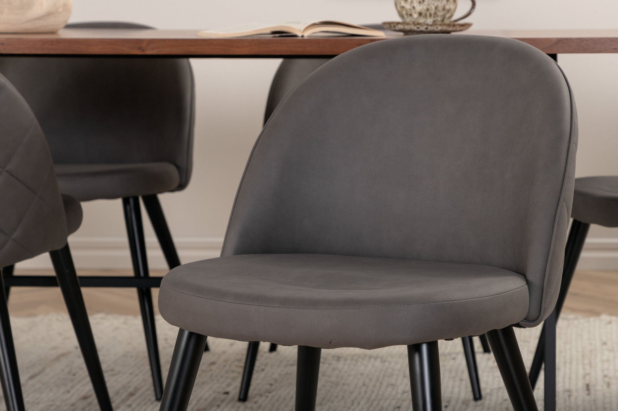 Venture Home Uno spisebord - Black / Walnut Veneer+Velvet Stitches stol - Black / Grey Micro Fibre_6