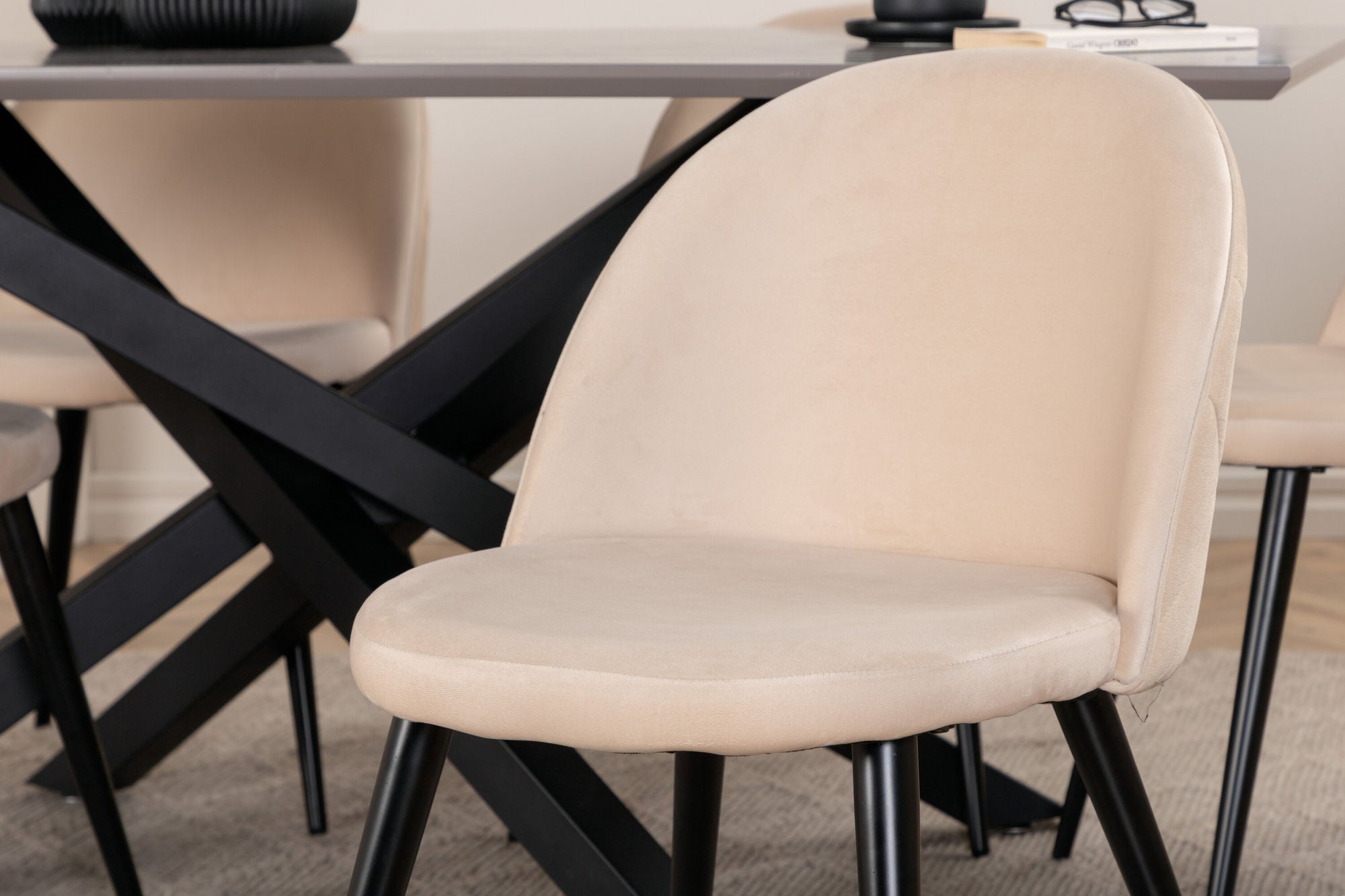 Venture Home Piazza spisebord - Black / Grey Veneer+Velvet Stitches stol - Black / Beige Velvet_6