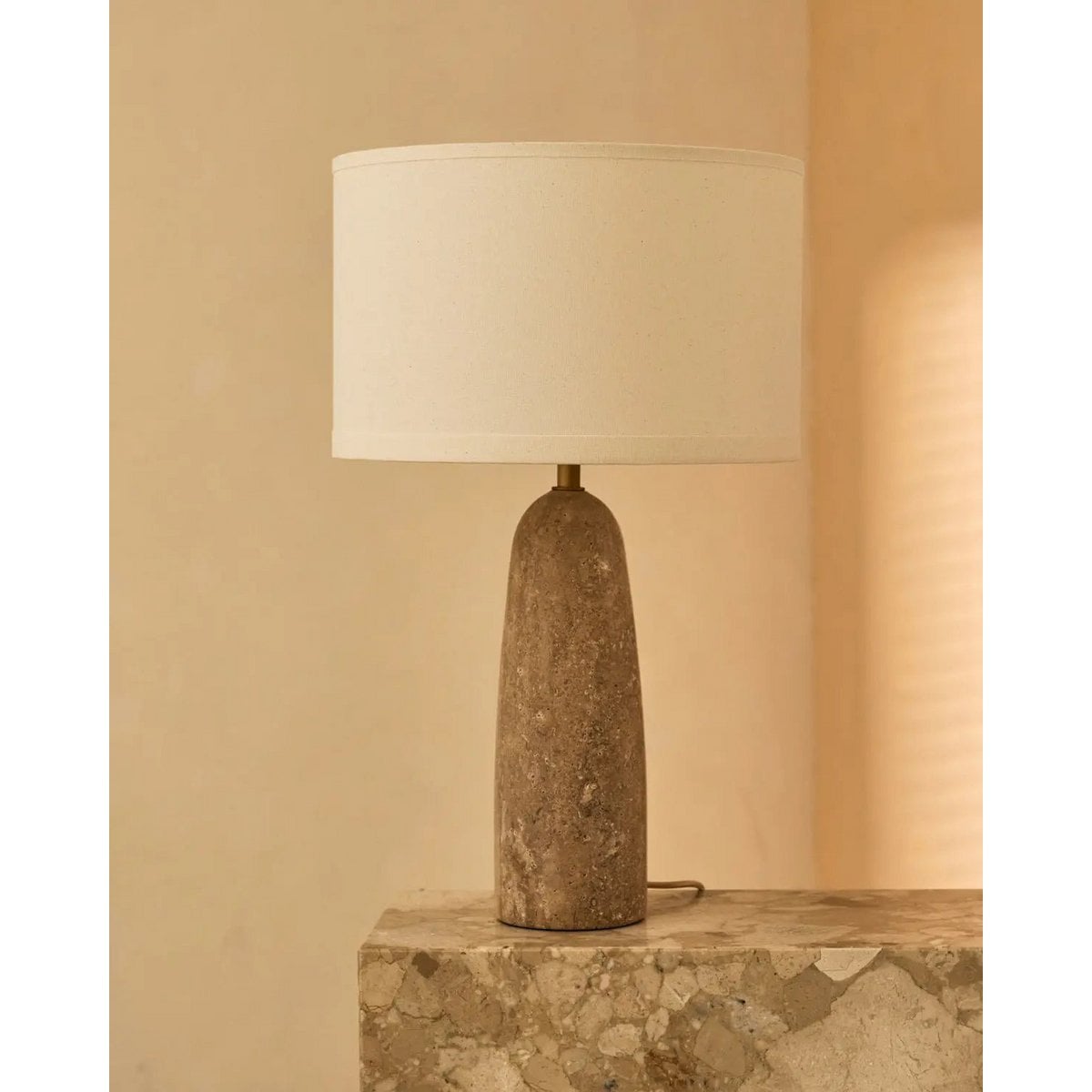 Isla travertin bordlampe