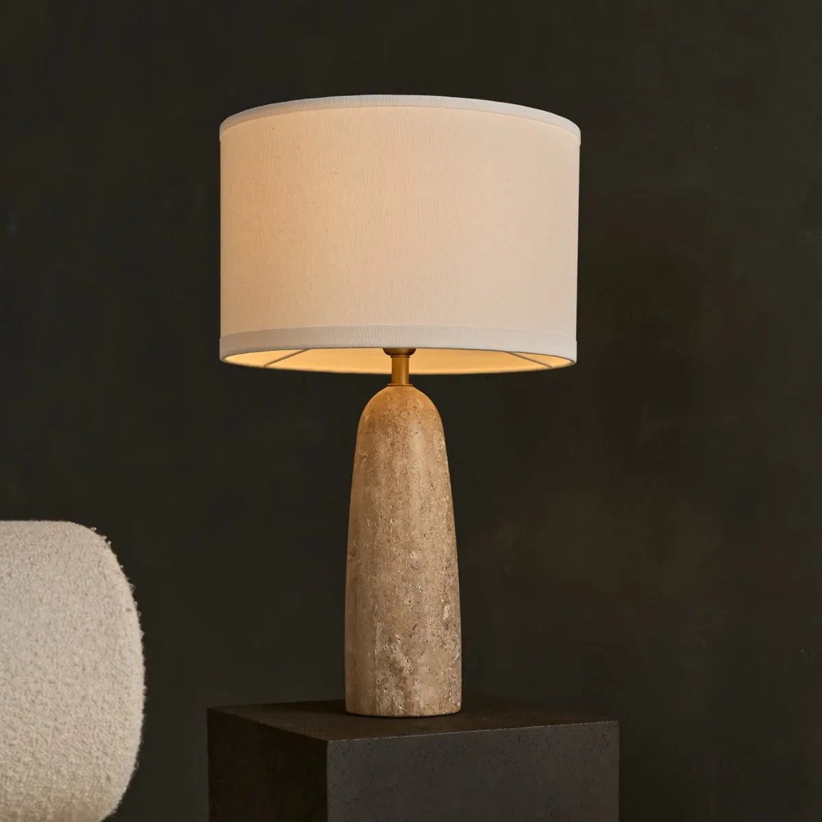 Isla travertin bordlampe