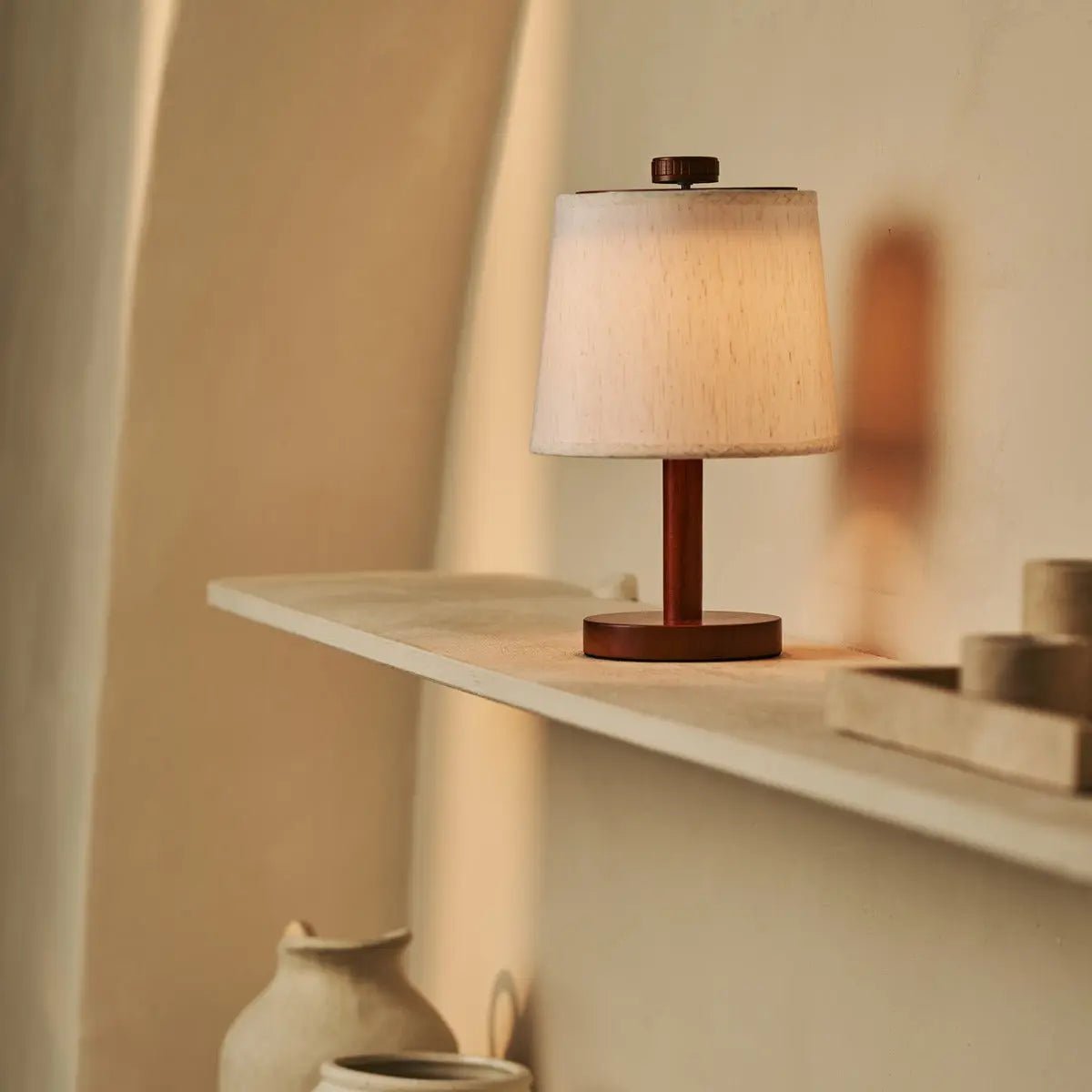 Rover Chestnut Brown genopladelig træ bordlampe