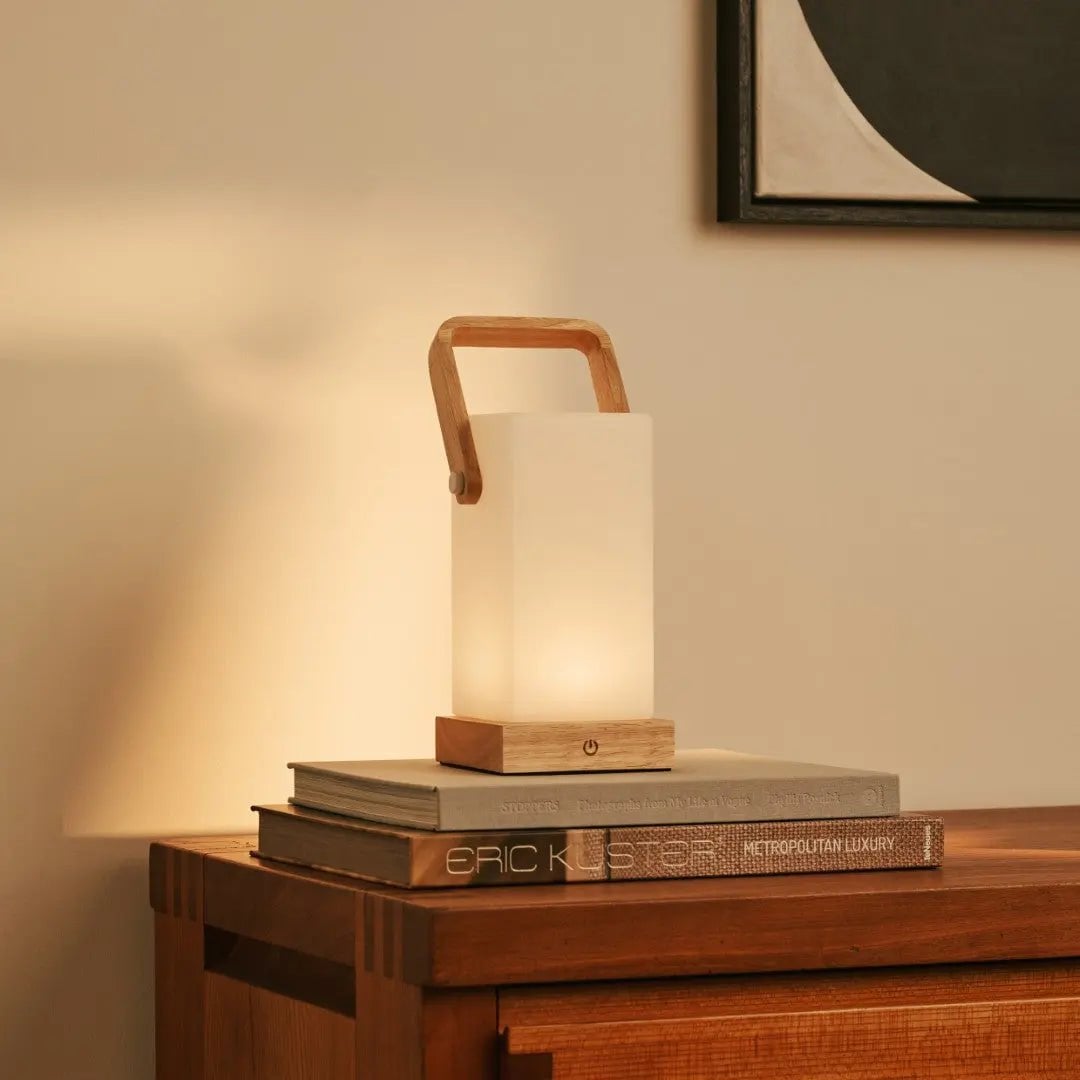 Harper lysebrun genopladelig træ bordlampe