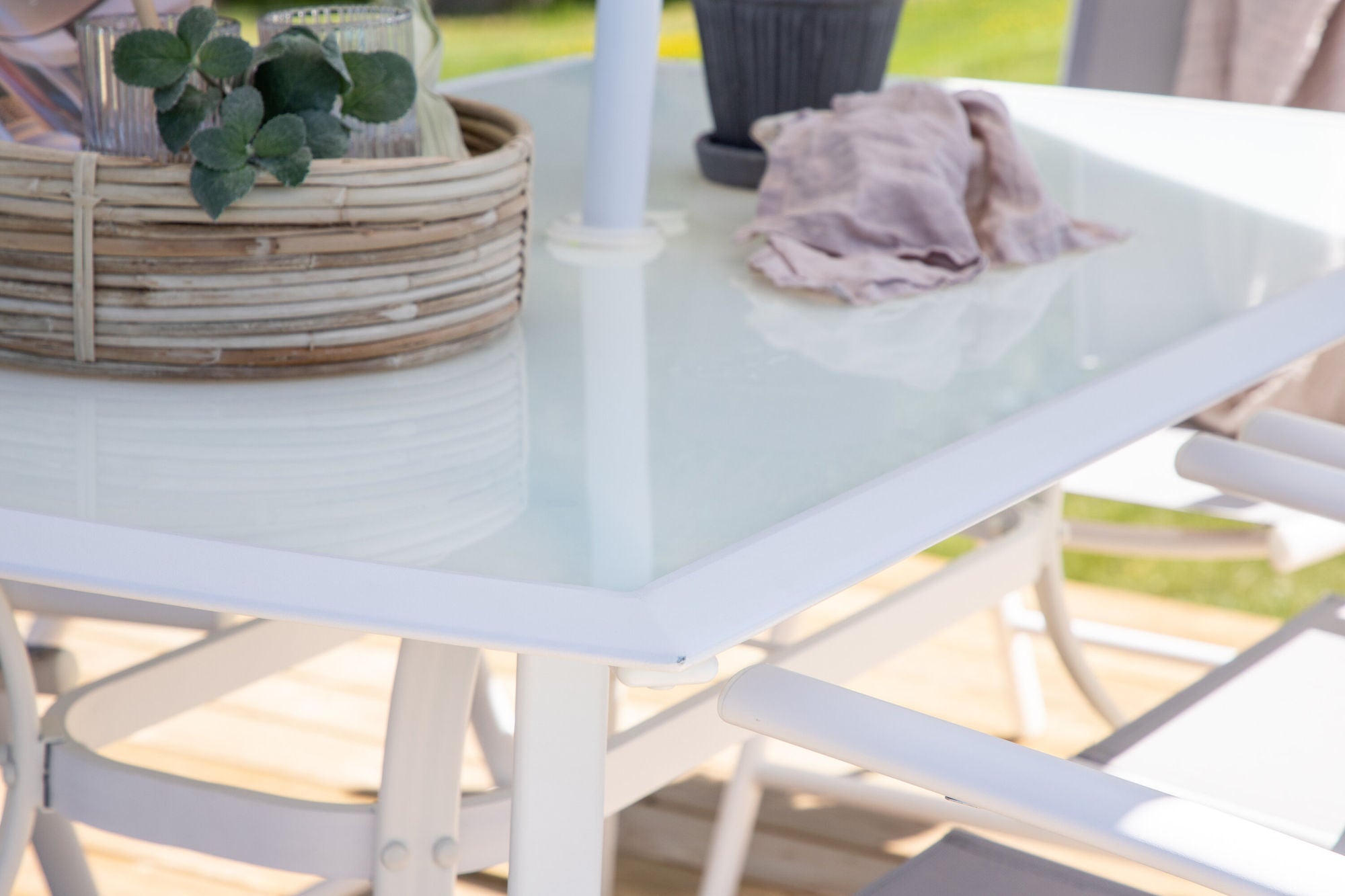 Venture Home Brekki - Dining Set inc. Umbrella- White - Aluminium -