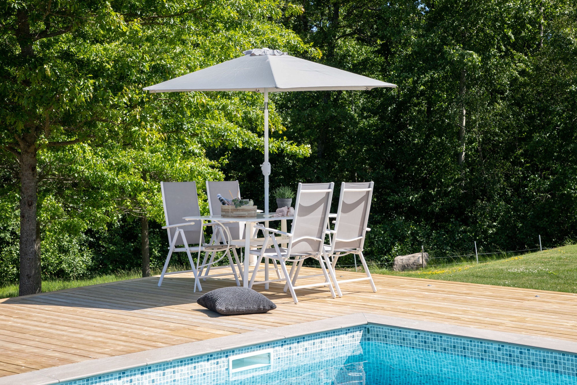 Venture Home Brekki - Dining Set inc. Umbrella- White - Aluminium -