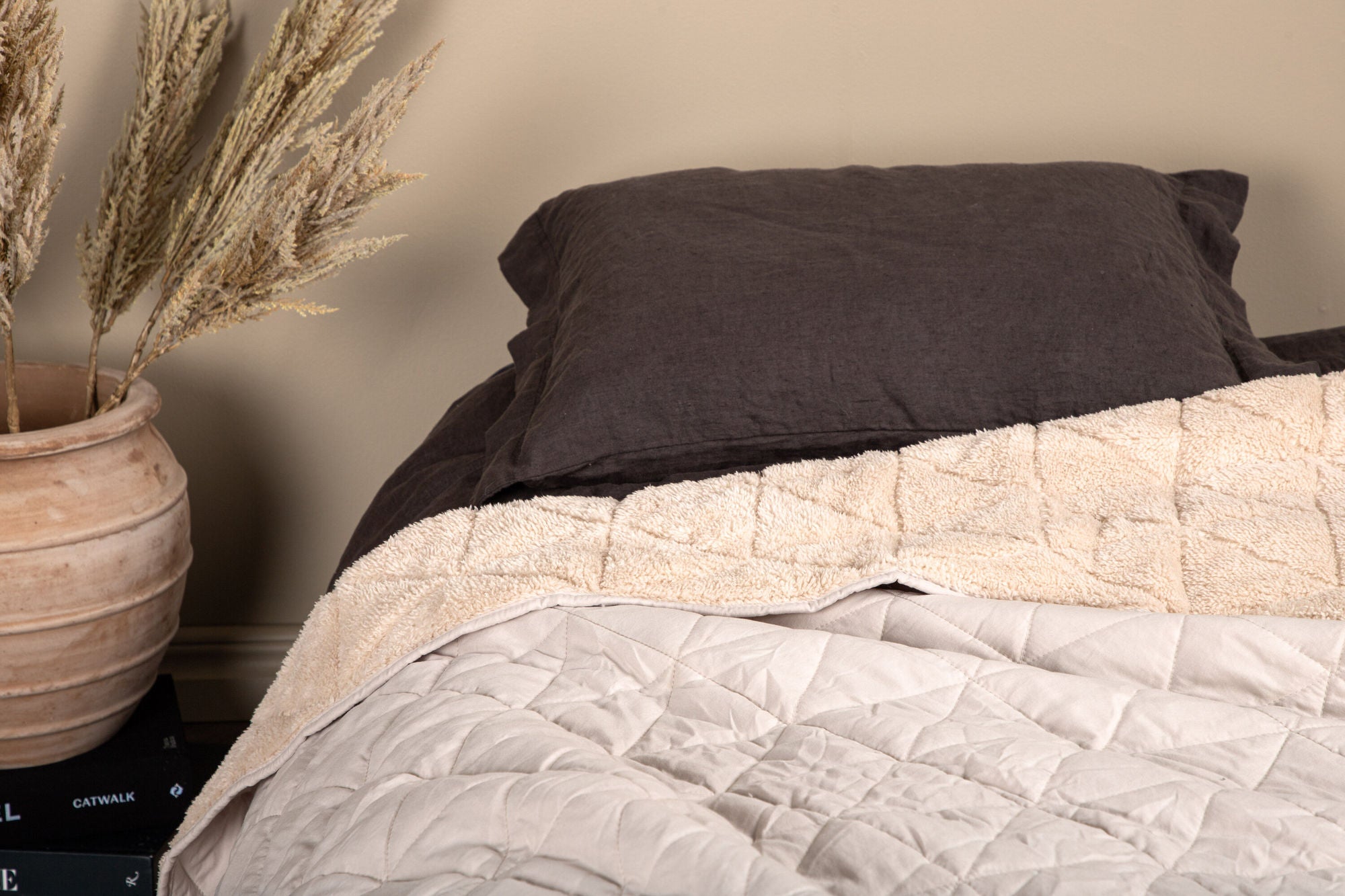 Venture Home Nilla Bedspread Heavy brushed poly cationic/sherpa - Beige / - 250*150