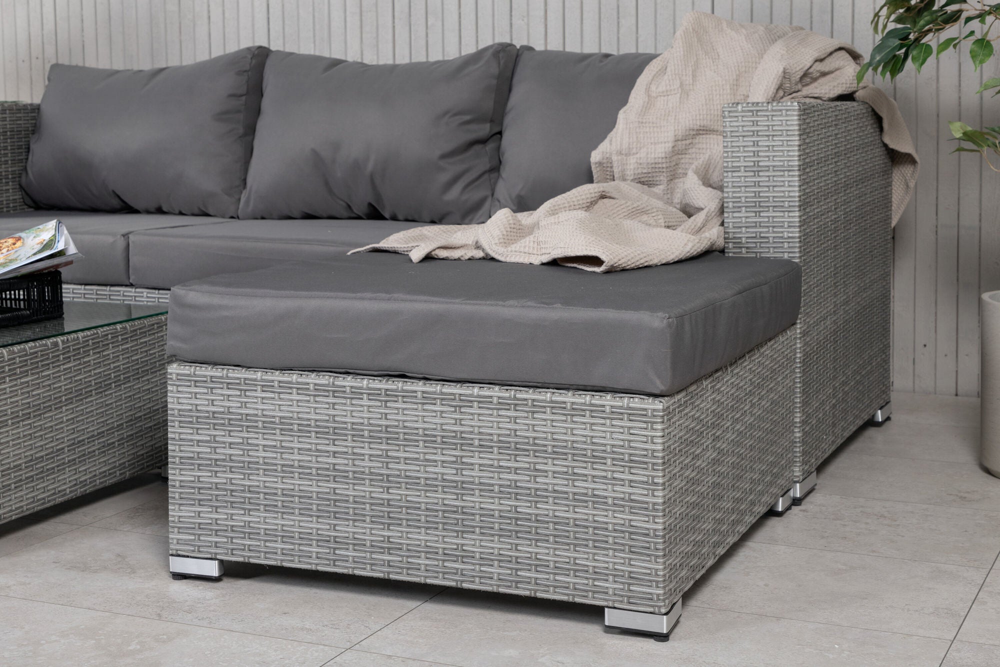 Venture Home Rotterdam chaise lounge set- Grey Wicker / Grey Cushion