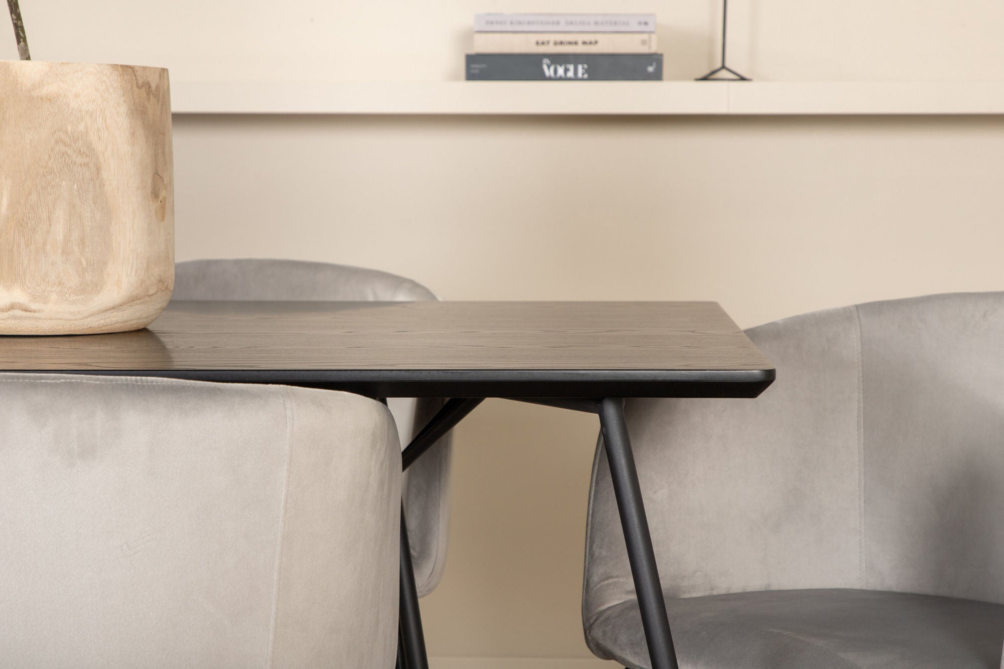 Venture Home Petra spisebord - Black / Black Veneer+Berit stol - Black / Light Grey Velvet_6