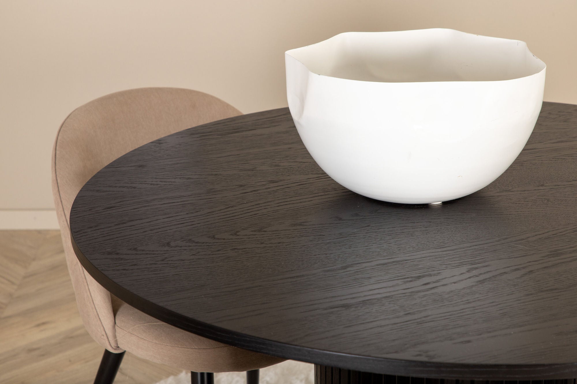 Venture Home Bianca rund spisebord - Black / Black Veneer+Velvet Stitches stol - Black / Beige Fabric (Polyester linen )_4
