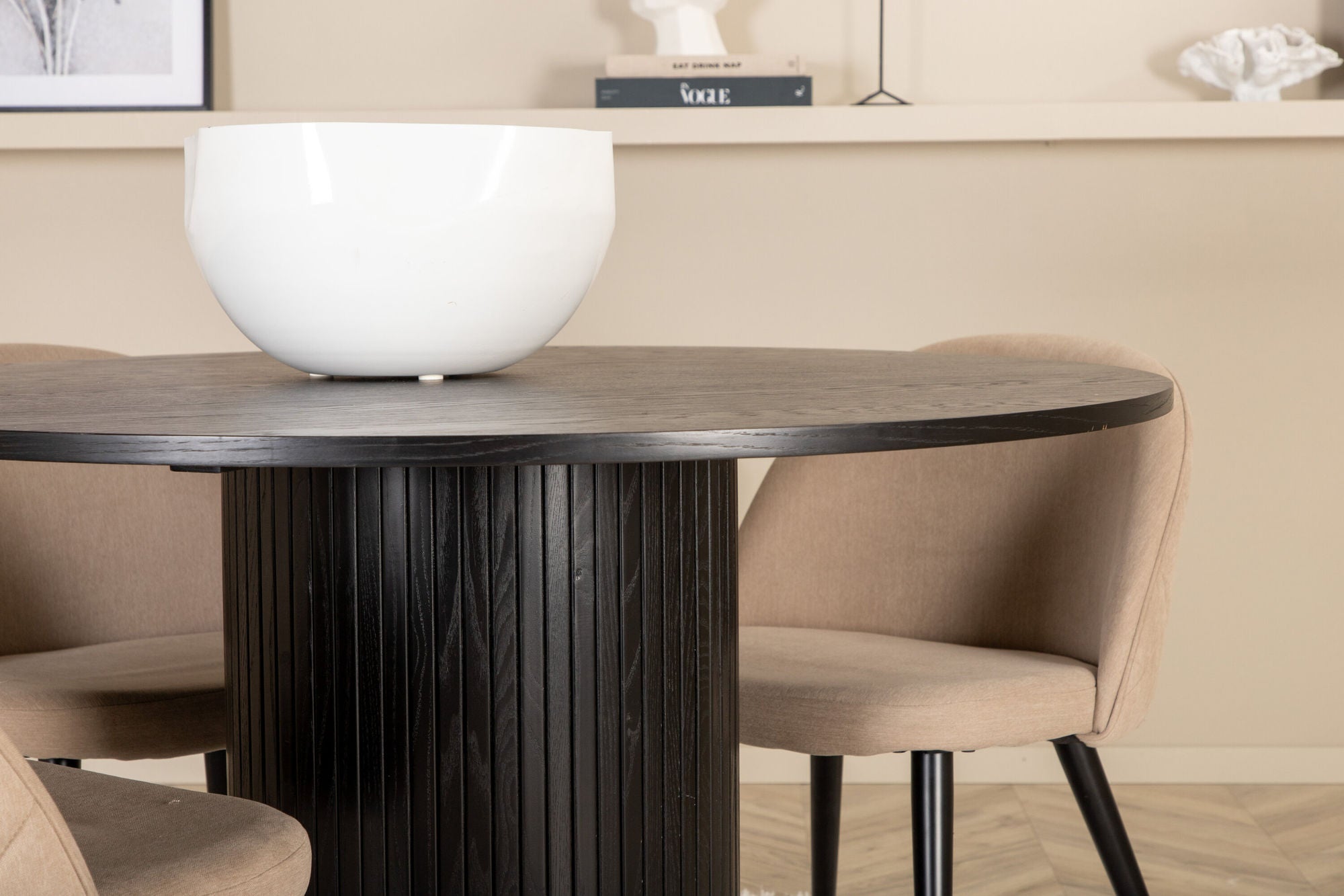 Venture Home Bianca rund spisebord - Black / Black Veneer+Velvet Stitches stol - Black / Beige Fabric (Polyester linen )_4