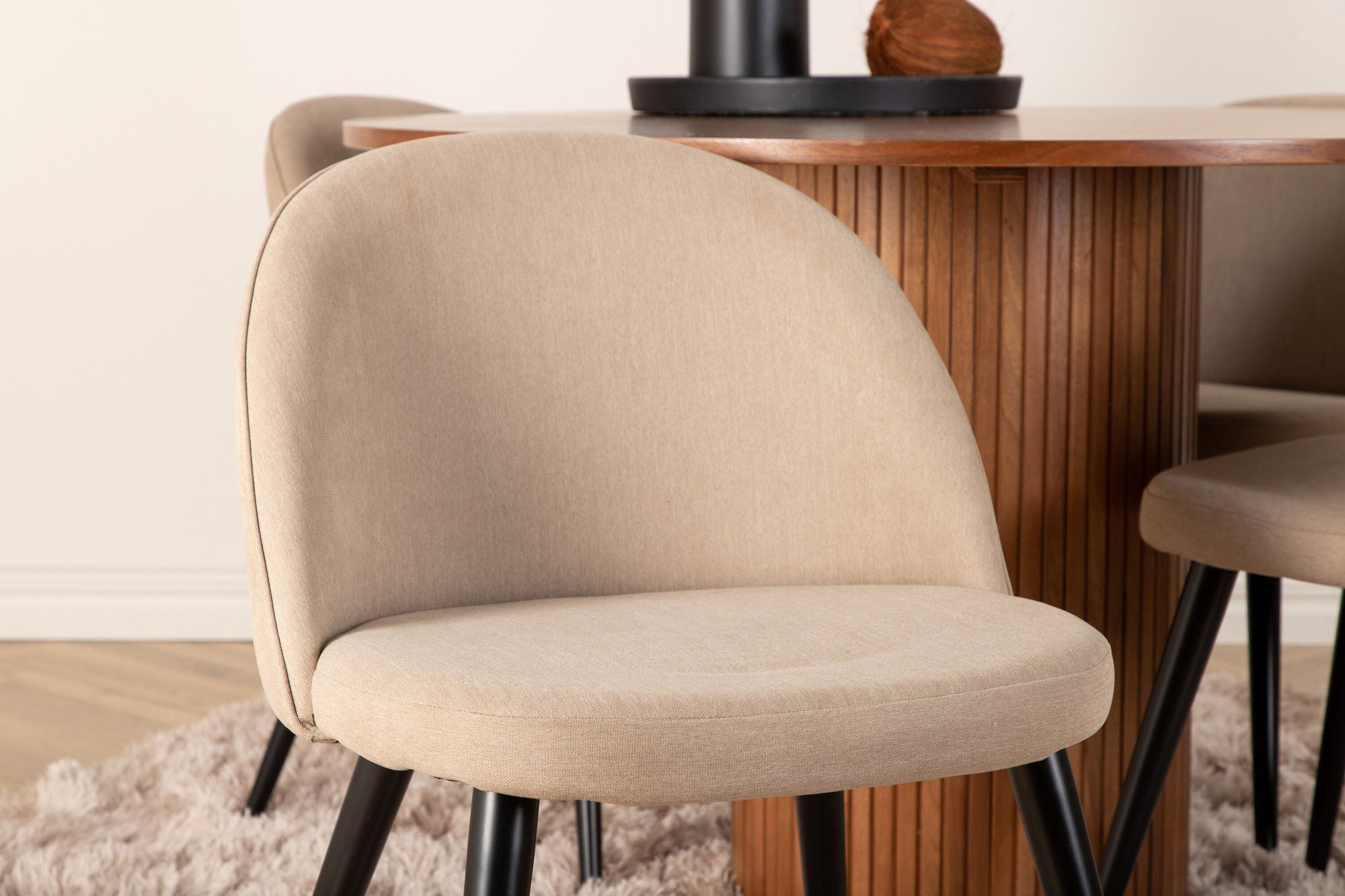 Venture Home Bianca rund spisebord - Walnut / Black Veneer+Velvet Stitches stol - Black / Beige Fabric (Polyester linen )_4