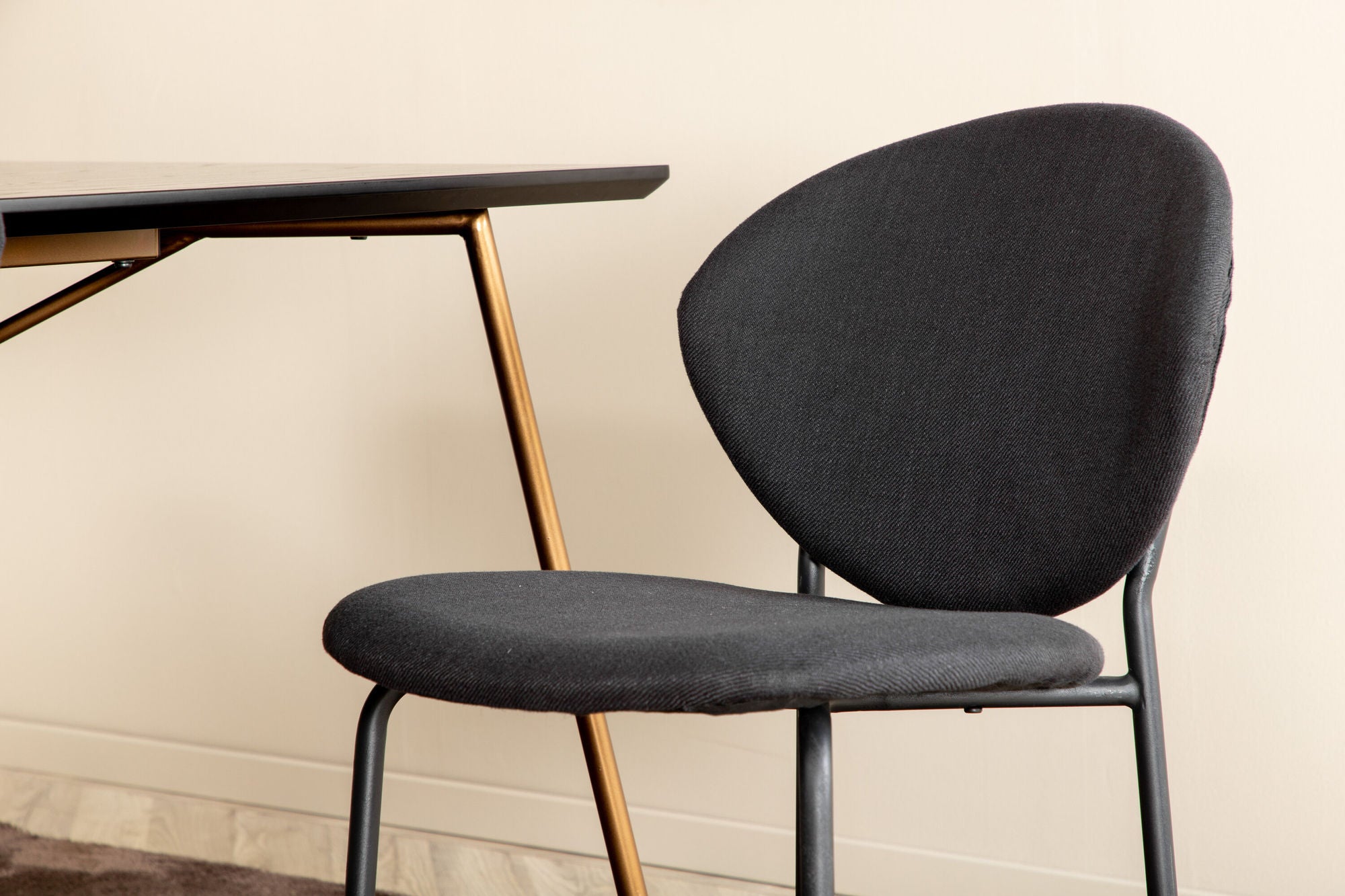 Venture Home Petra spisebord , Distressed Copper Black Veneer+Vault Spisebordsstol , Black Legs , Black Fabric_6