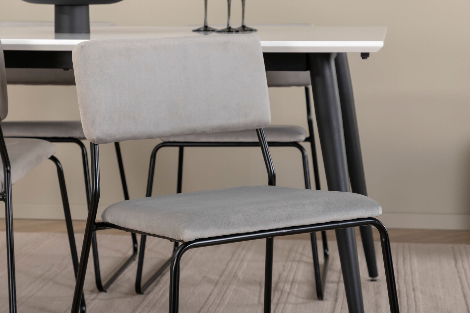 Venture Home Jimmy spisebord - Black / White HPL+Kenth stol - Black / Light Grey Velvet_4