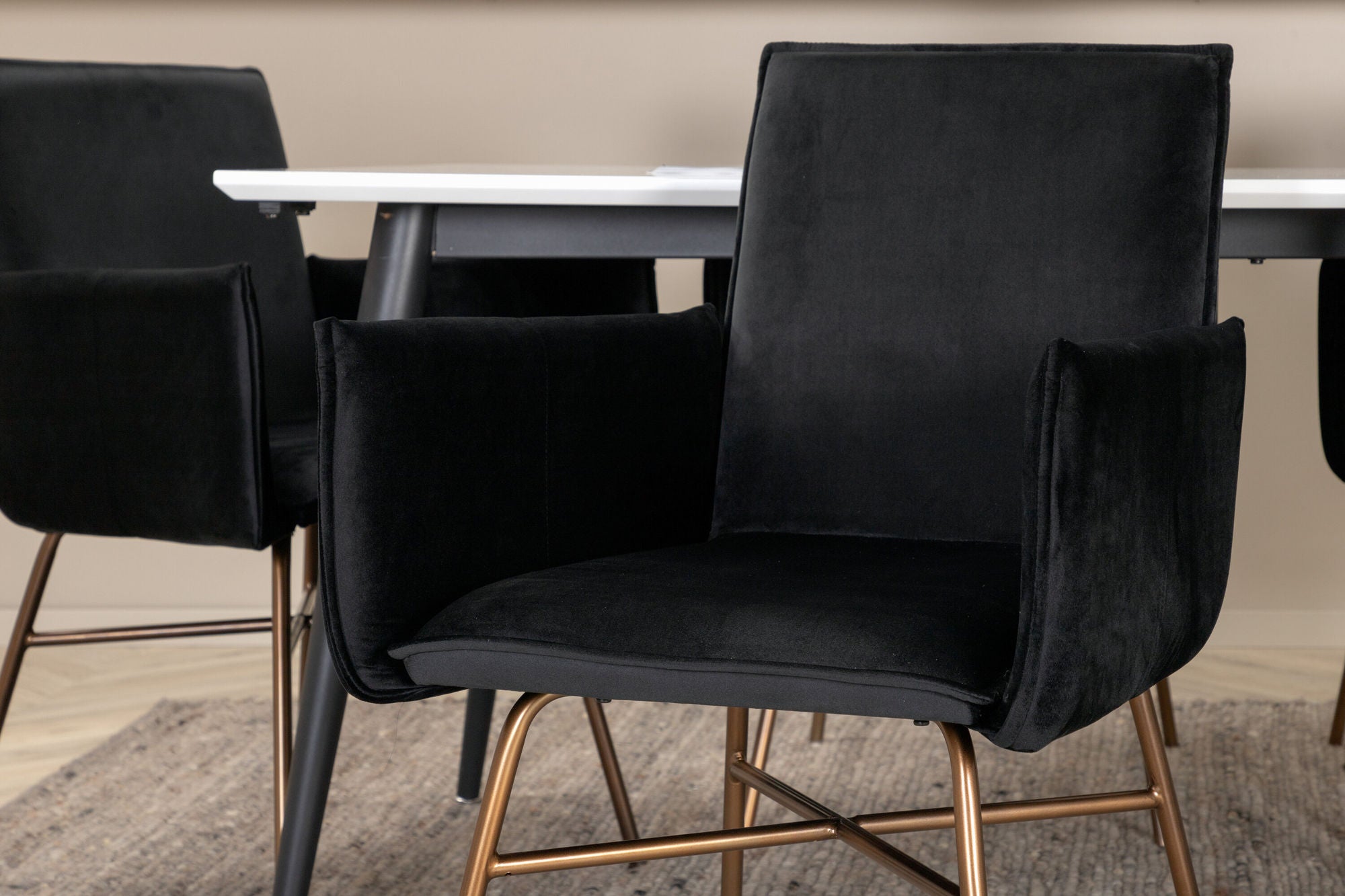 Venture Home Jimmy spisebord - Black / White HPL+Petra stol - Distressed Copper / Black Velvet_6
