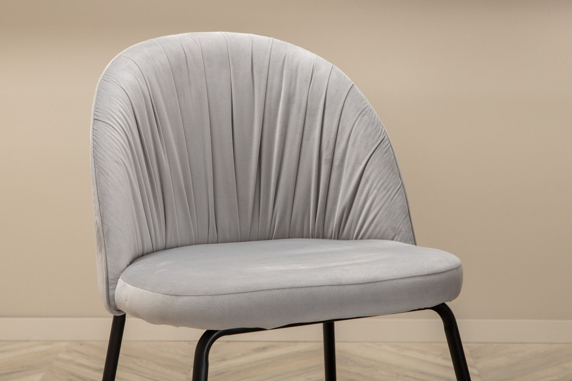 Venture Home Uno spisebord , Black Walnut Veneer+Wrinkles Spisebordsstol , Black Legs , Grey Velvet_6