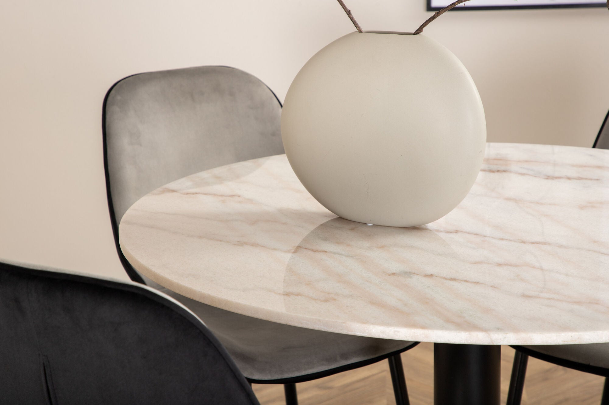 Venture Home Estelle rund spisebord ø106 H75 - White / Black+Emma stol - Black / Black and Light Grey Black Velvet in Back Grey Velvet in front_4
