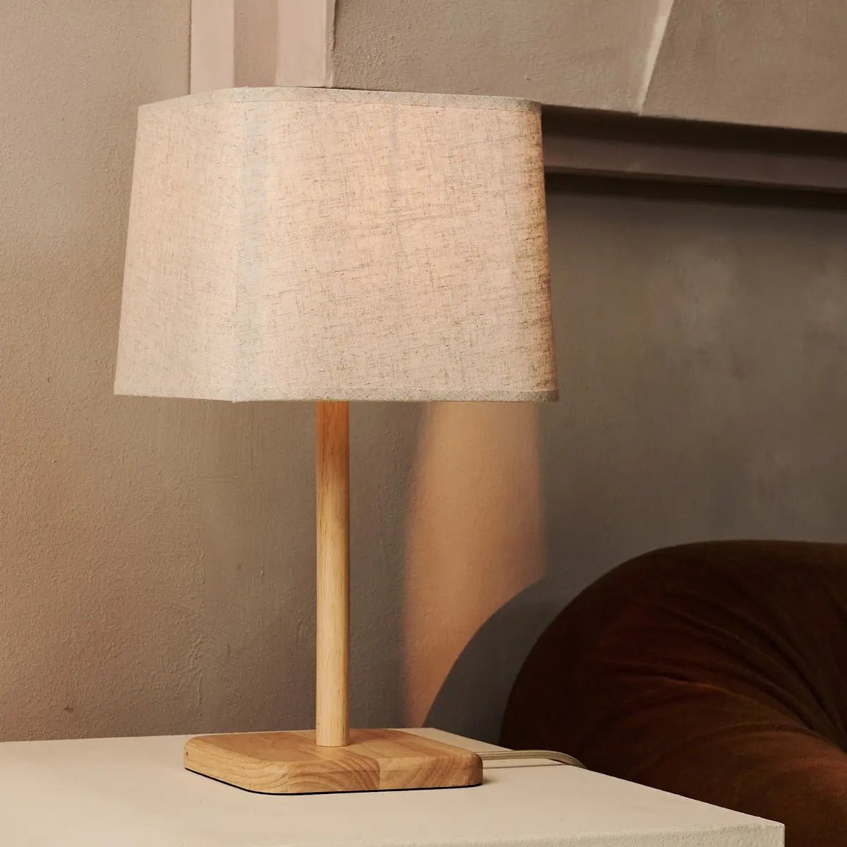 Marley træ bordlampe med beige skærm