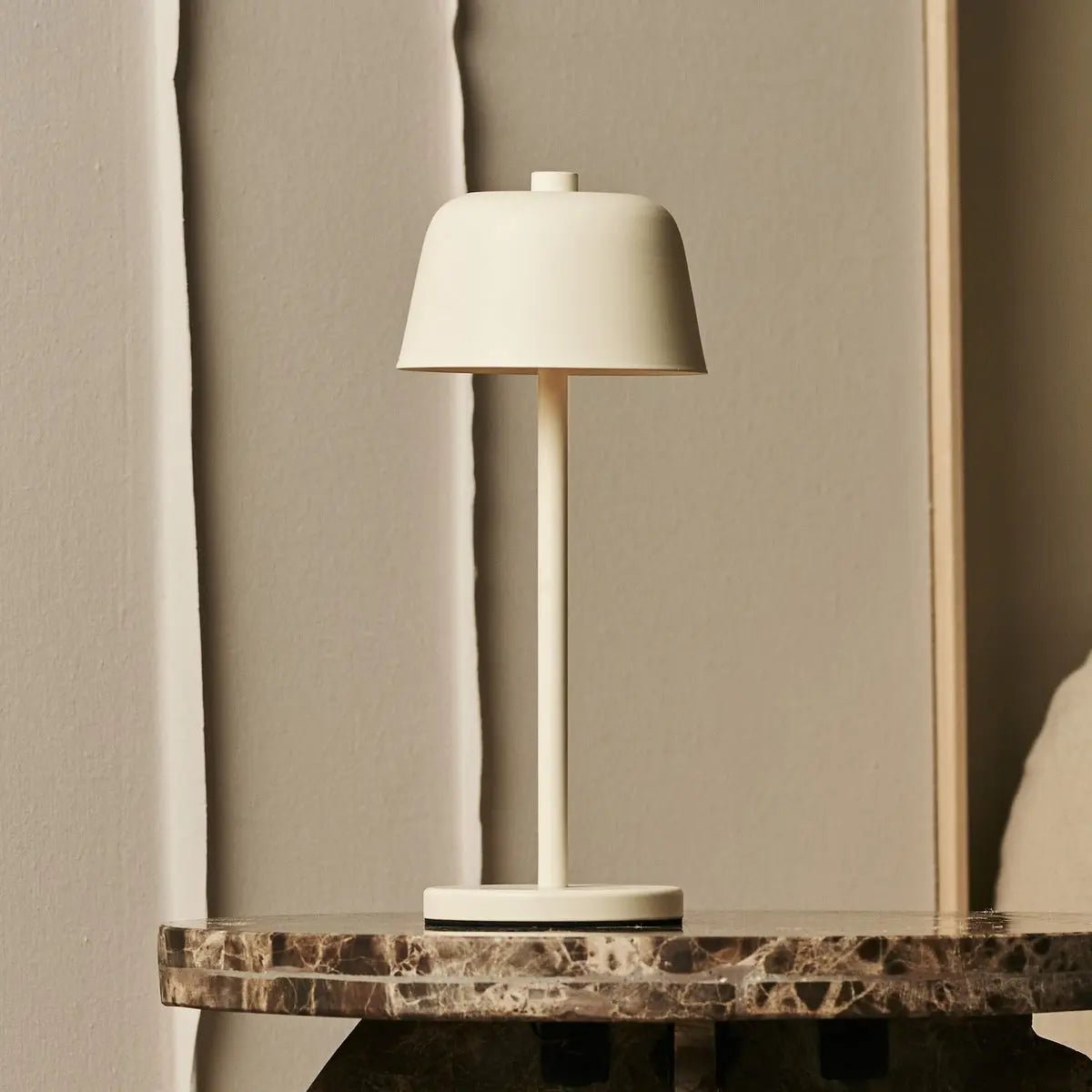 Anton Vanilla Genopladelig Bordlampe