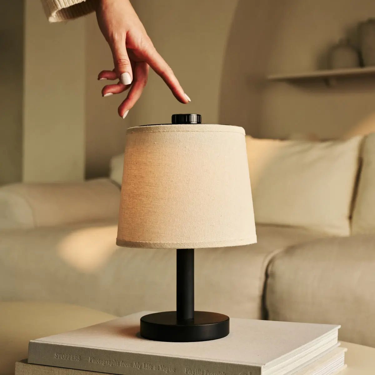 Rover sort genopladelig træ bordlampe