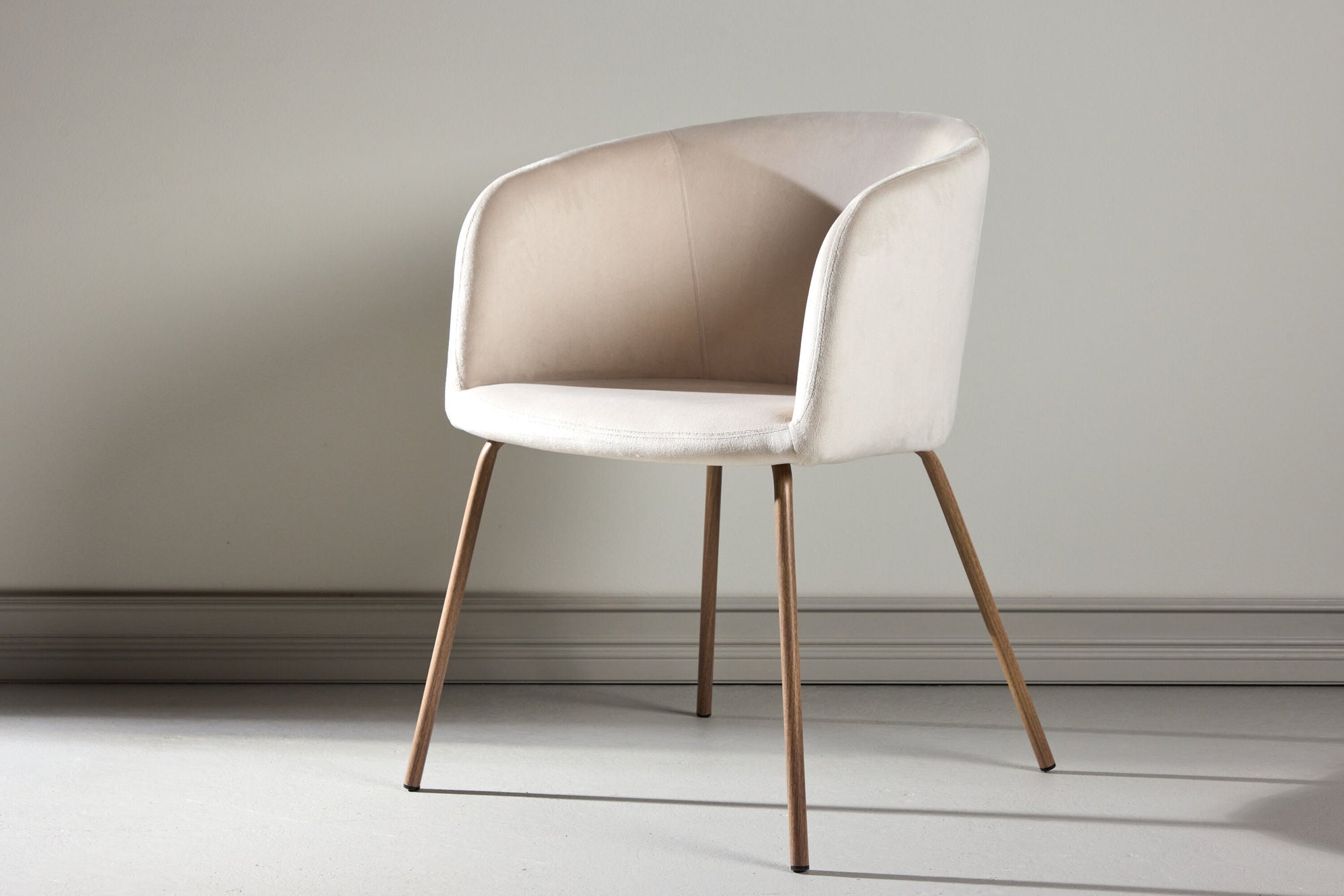 Venture Home Berit Spisebordsstol - Walnut Steel Legs / Cream Velvet