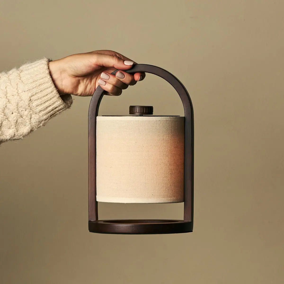 River Mørkebrun genopladelig træ bordlampe
