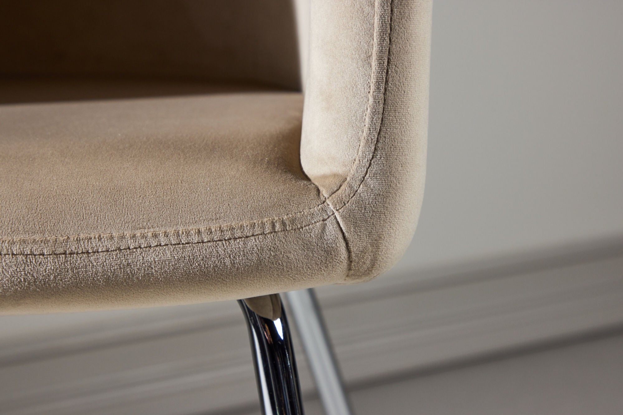 Venture Home Berit Spisebordsstol - Silver Chrome Legs / Beige Velvet