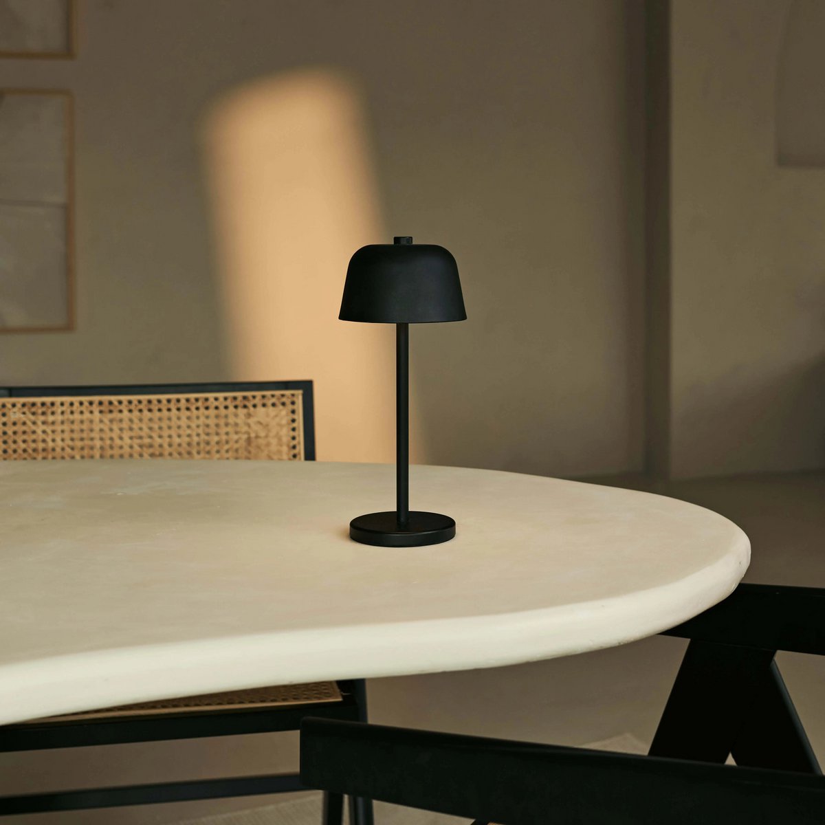 Anton Sort genopladelig bordlampe