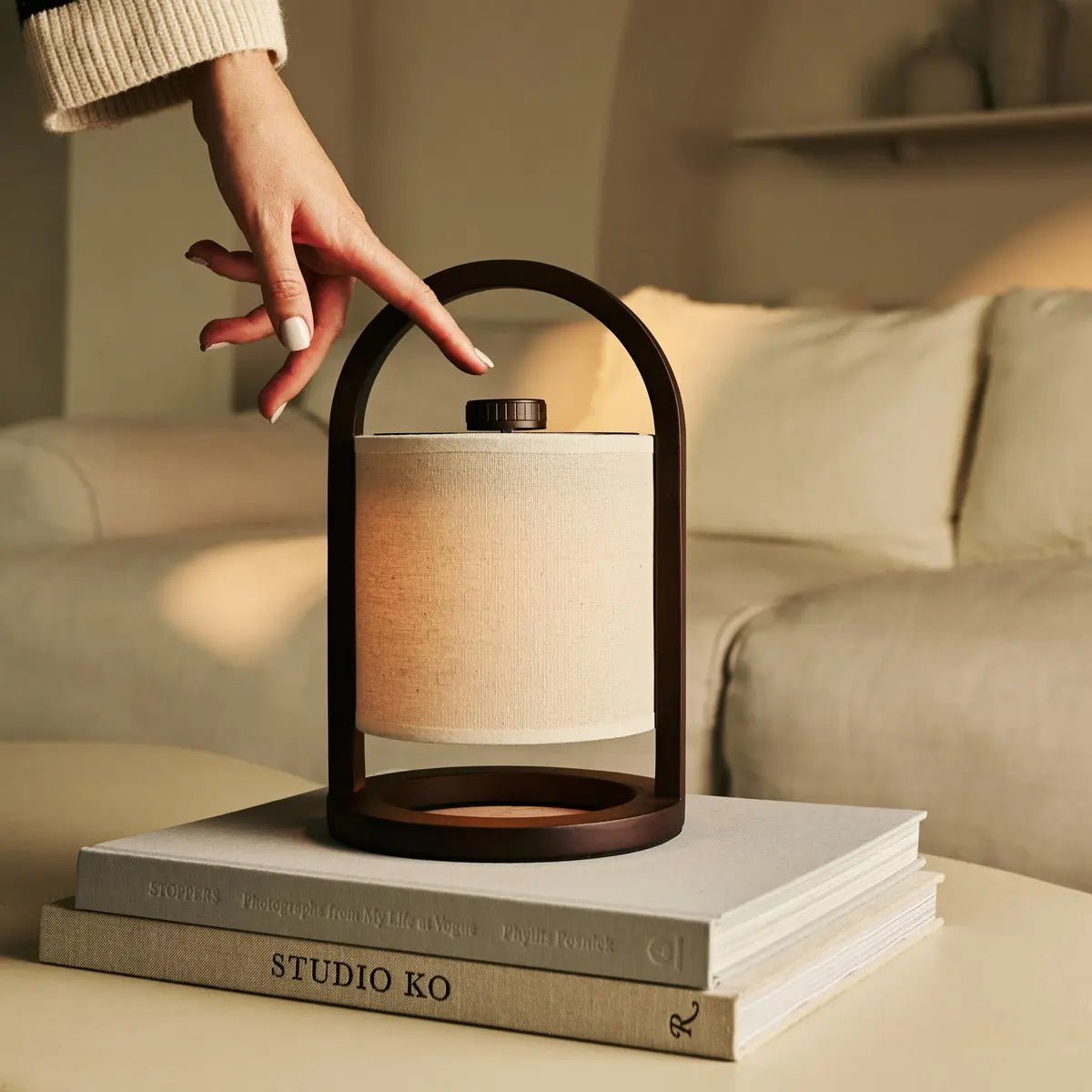 River Mørkebrun genopladelig træ bordlampe