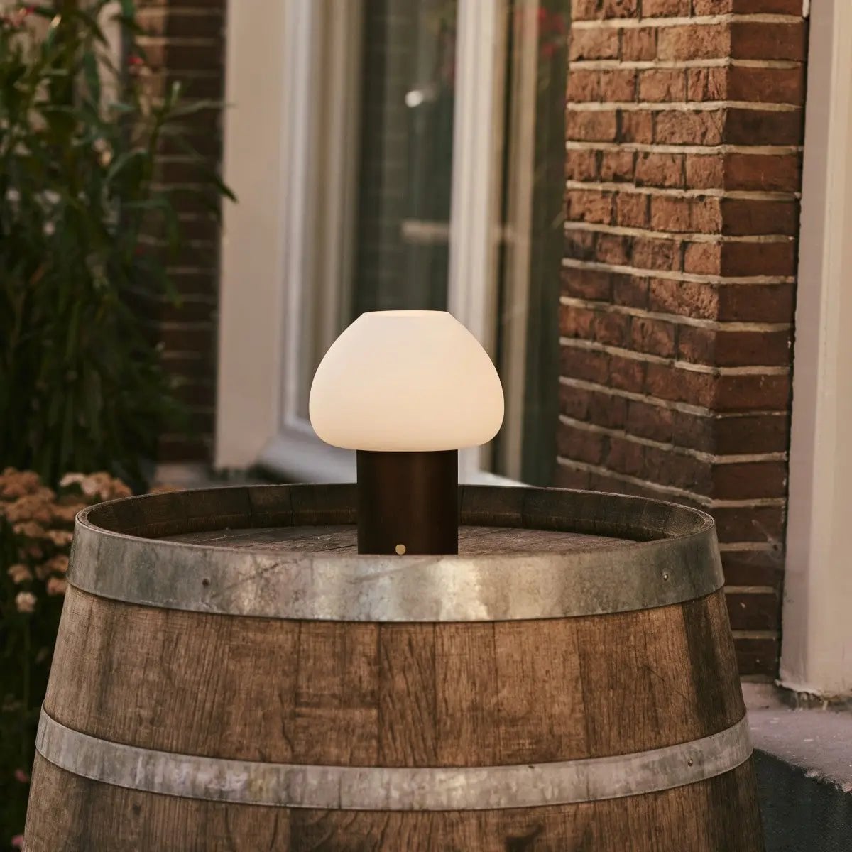 Fynn Mørkebrun genopladelig træ bordlampe