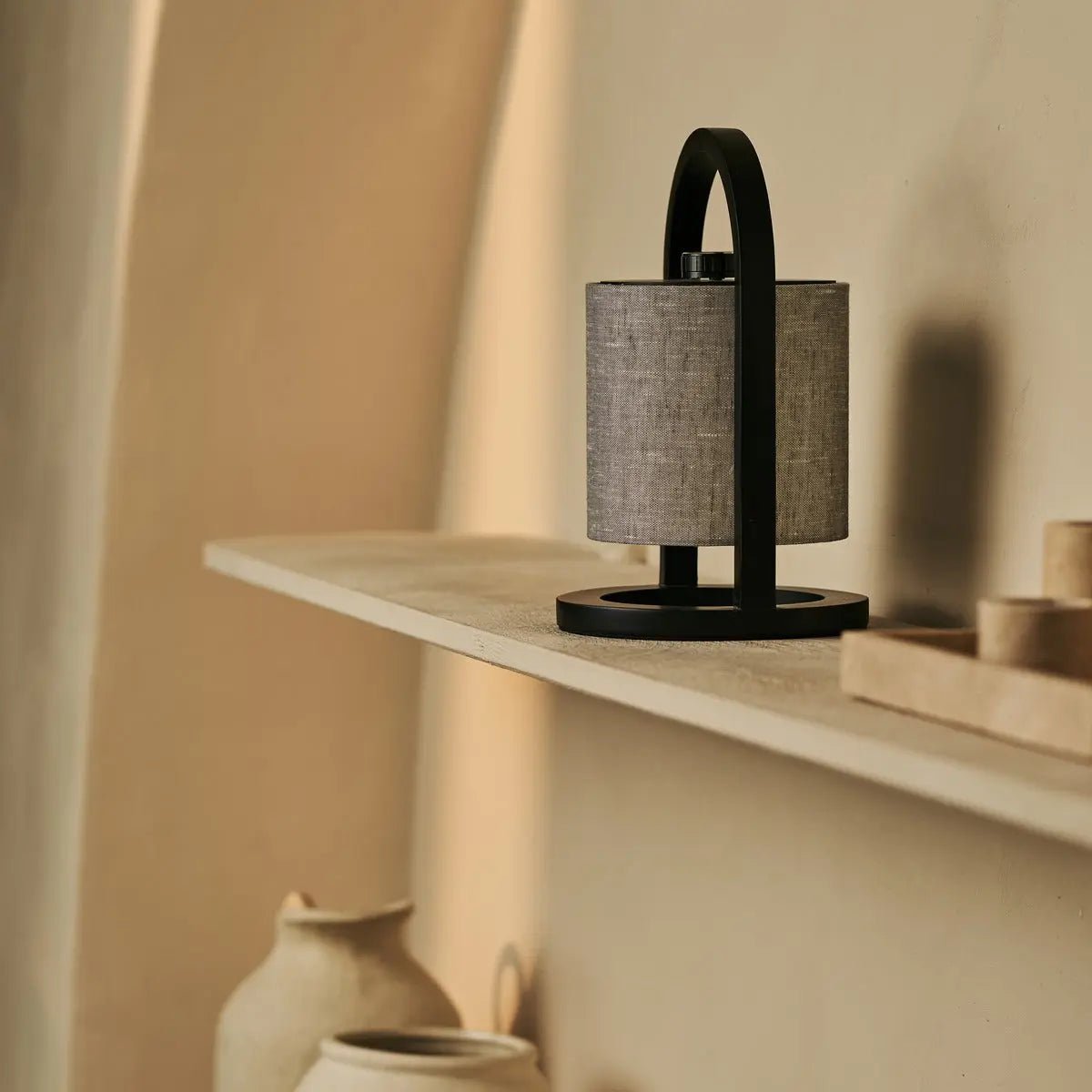 River Black & Grey genopladelig træ bordlampe
