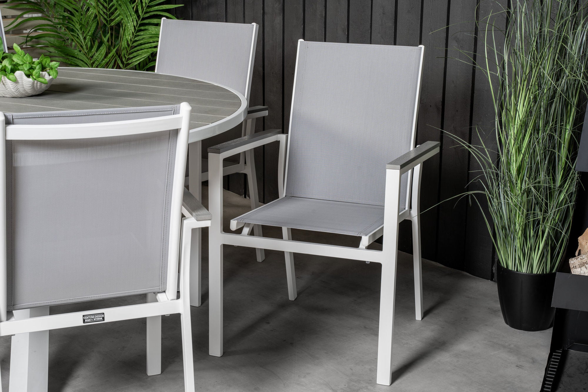 Venture Home Parma spisebord ø140 - White Alu / Grey Aintwood+Parma Arm stol (stackable)
