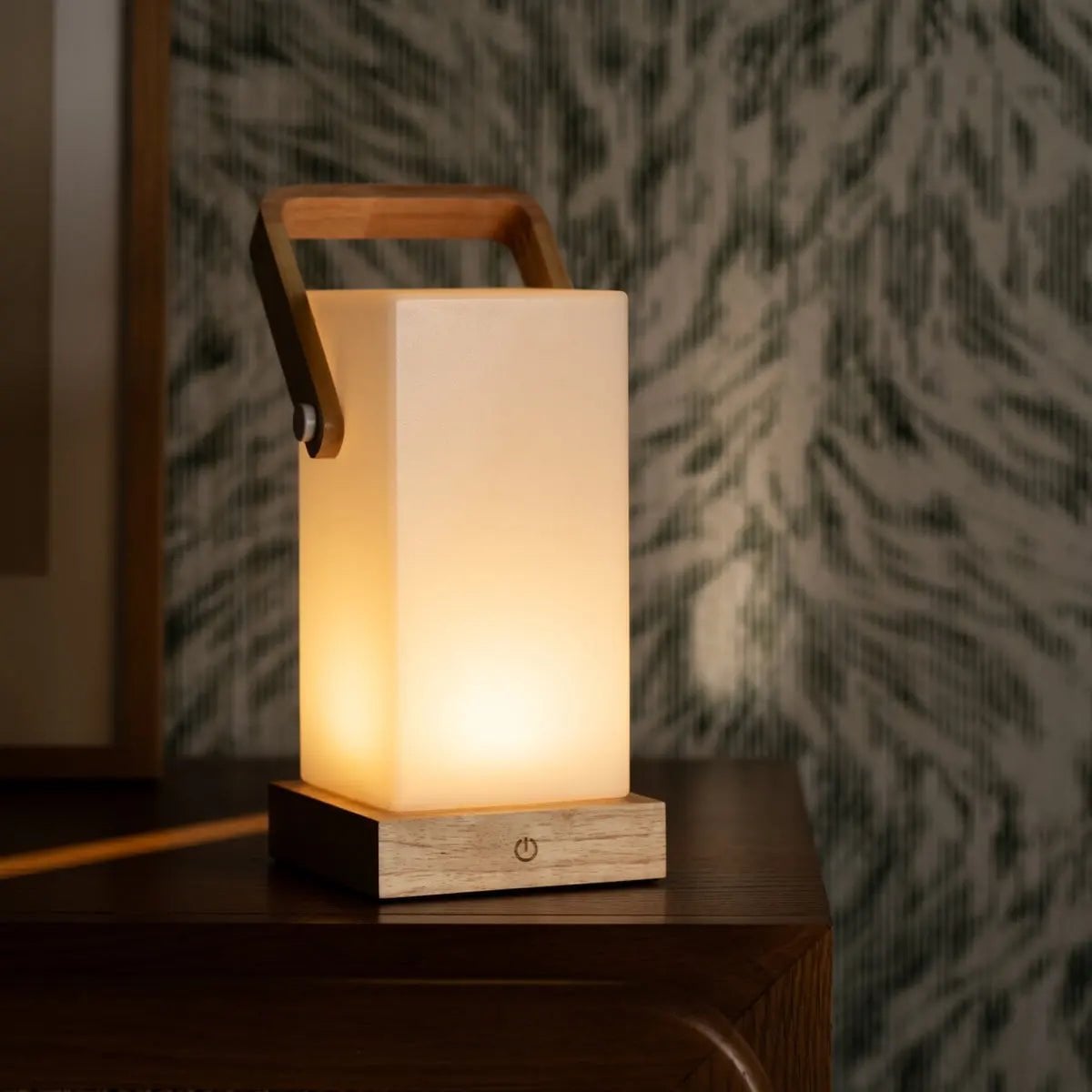 Harper lysebrun genopladelig træ bordlampe