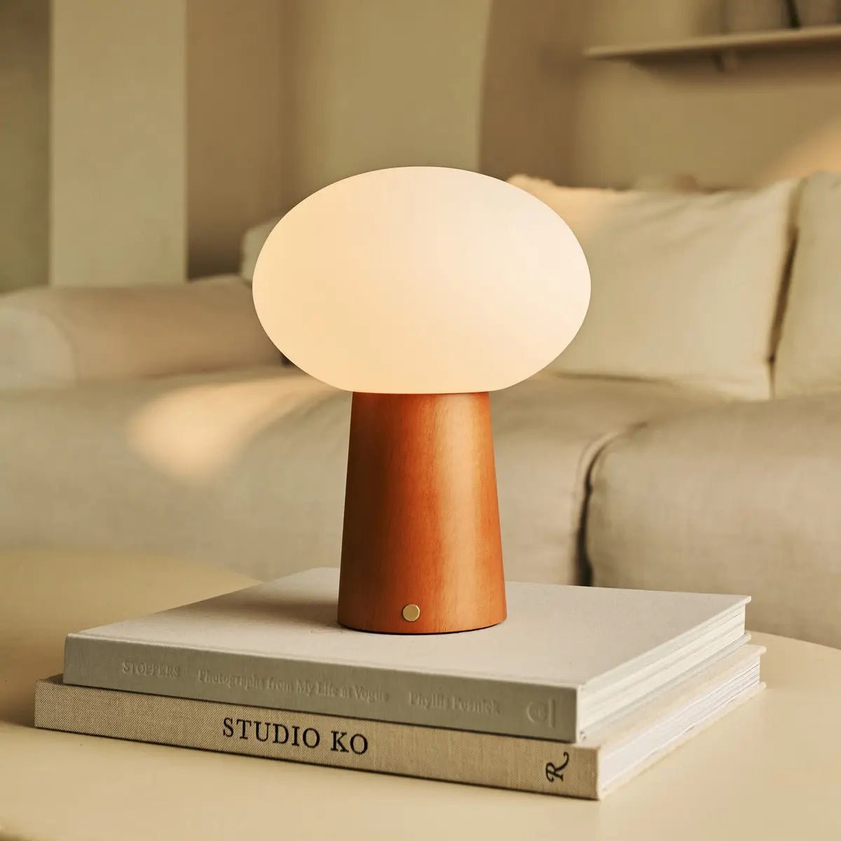 Max Chestnut Brown genopladelig træ bordlampe