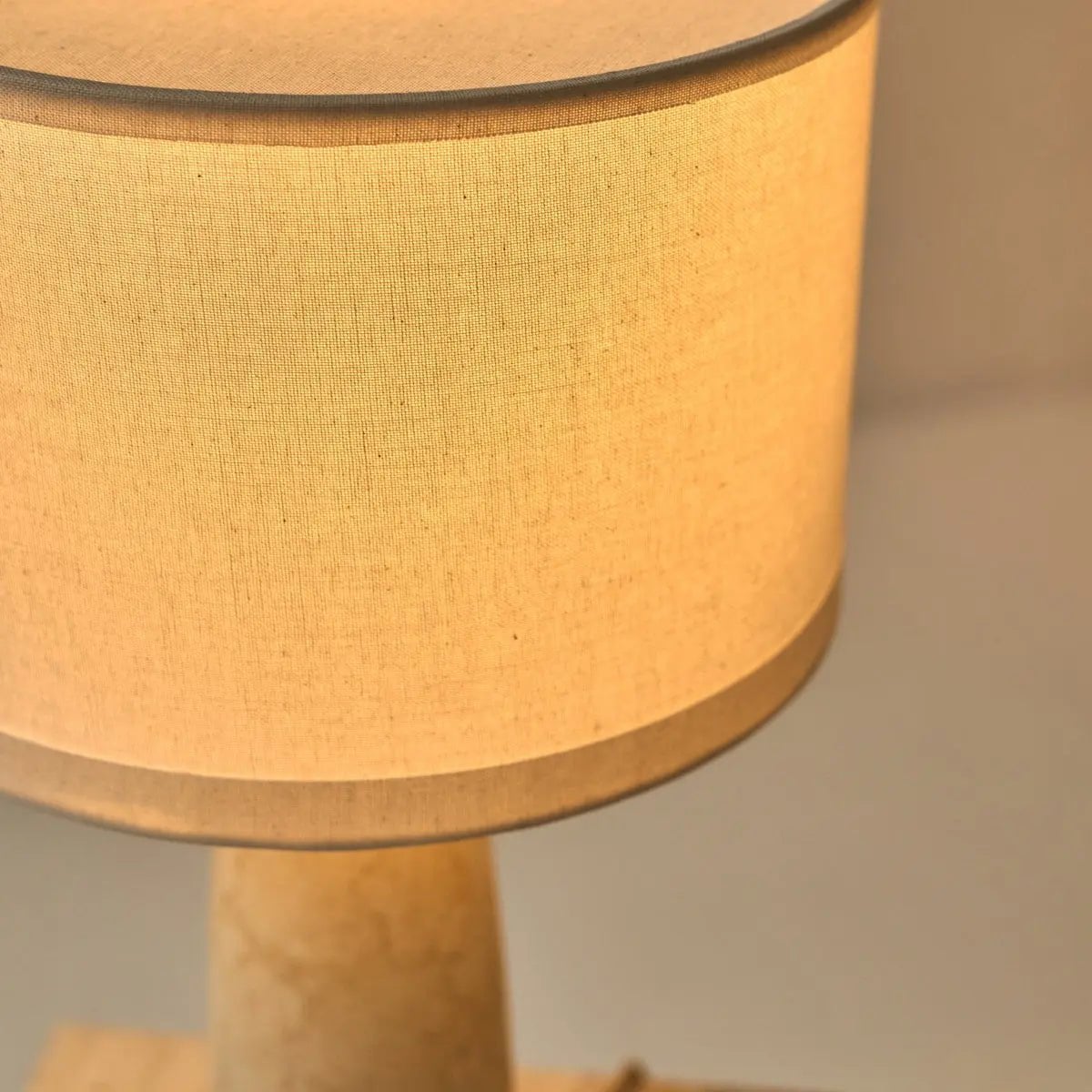 Charlotte marmor bordlampe