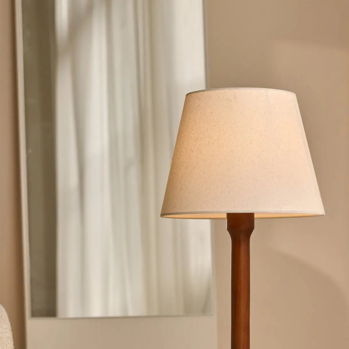 Nova kastanjebrun træ bordlampe