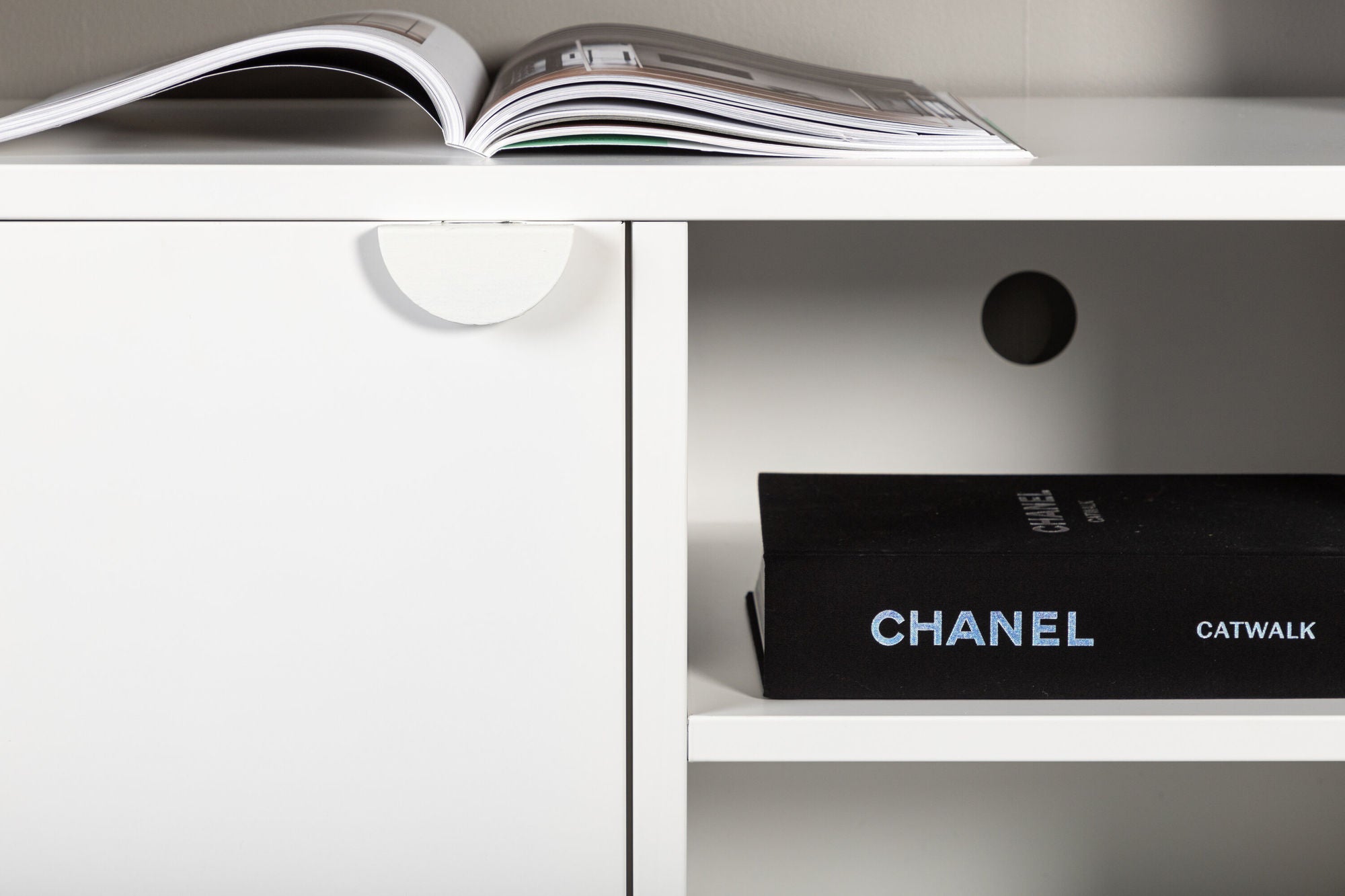 Venture Home Piring TV-Stand - White / White