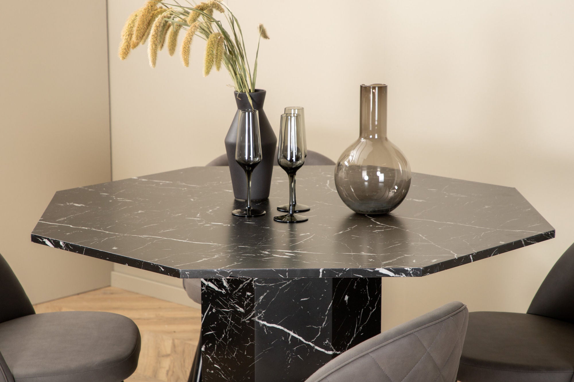 Venture Home Marbs rund spisebord - Black / Black Glass Marble+Velvet Stitches stol - Black / Grey Micro Fibre_4