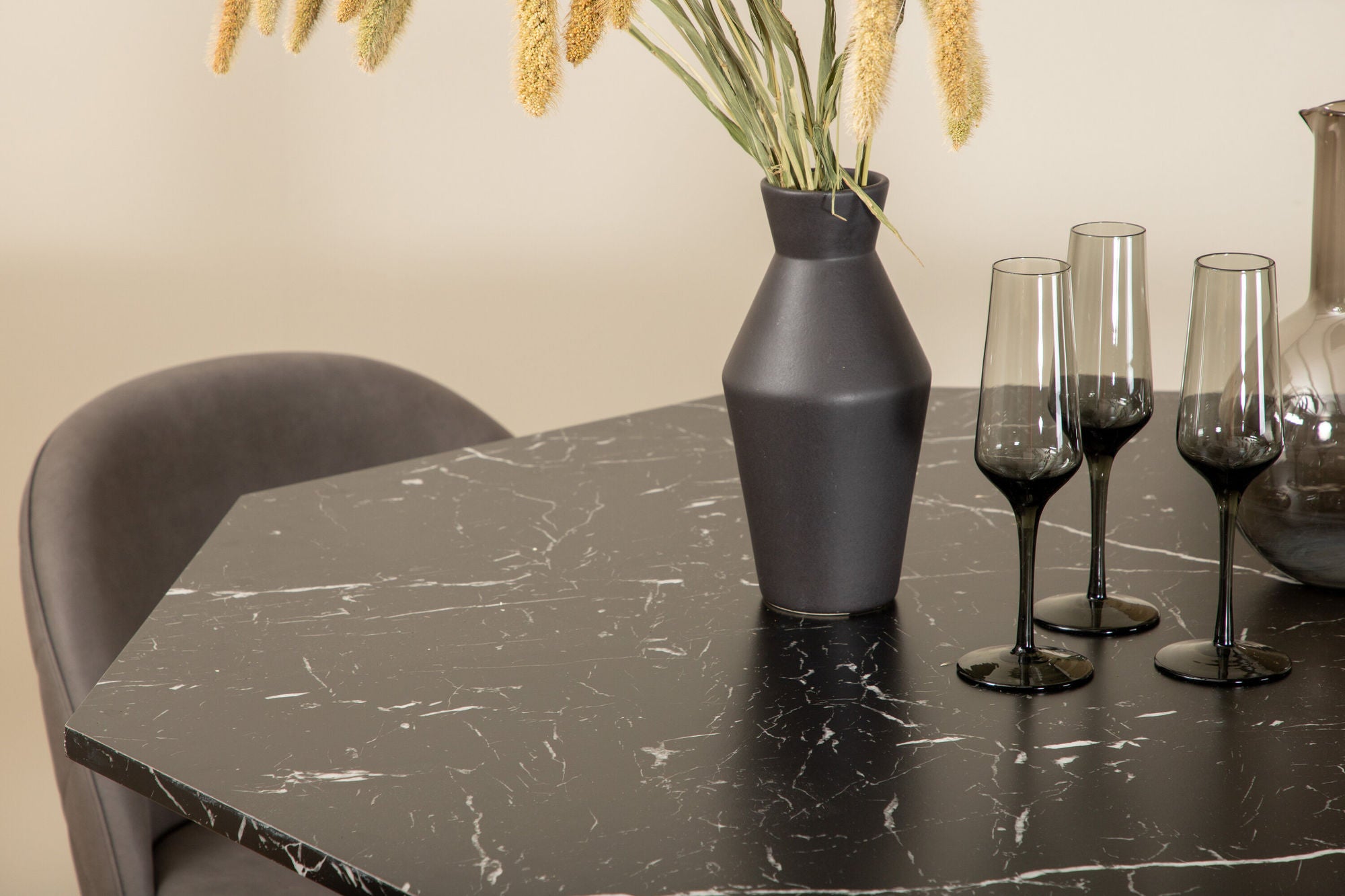 Venture Home Marbs rund spisebord - Black / Black Glass Marble+Velvet Stitches stol - Black / Grey Micro Fibre_4