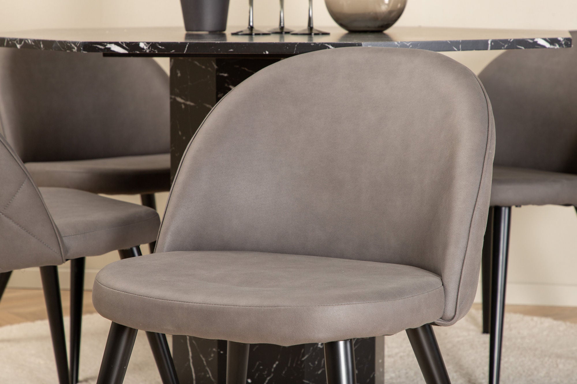 Venture Home Marbs rund spisebord - Black / Black Glass Marble+Velvet Stitches stol - Black / Grey Micro Fibre_4
