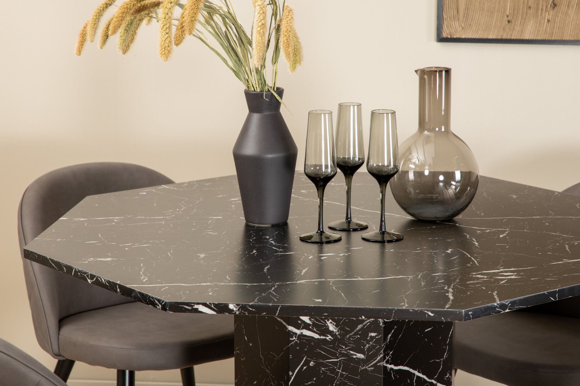 Venture Home Marbs rund spisebord - Black / Black Glass Marble+Velvet Stitches stol - Black / Grey Micro Fibre_4