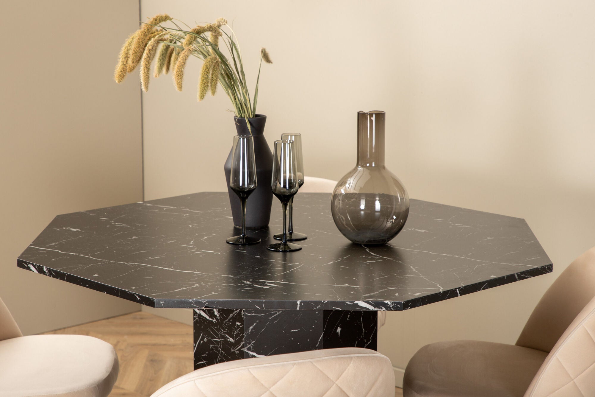 Venture Home Marbs rund spisebord - Black / Black Glass Marble+Velvet Stitches stol - Black / Beige Velvet_4