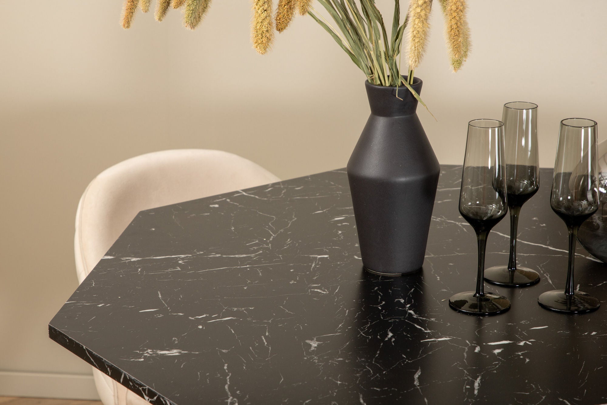 Venture Home Marbs rund spisebord - Black / Black Glass Marble+Velvet Stitches stol - Black / Beige Velvet_4