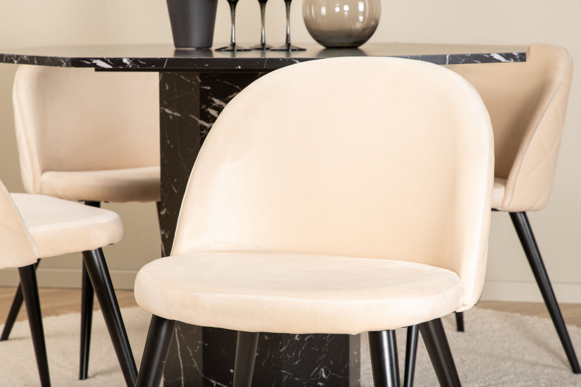 Venture Home Marbs rund spisebord - Black / Black Glass Marble+Velvet Stitches stol - Black / Beige Velvet_4