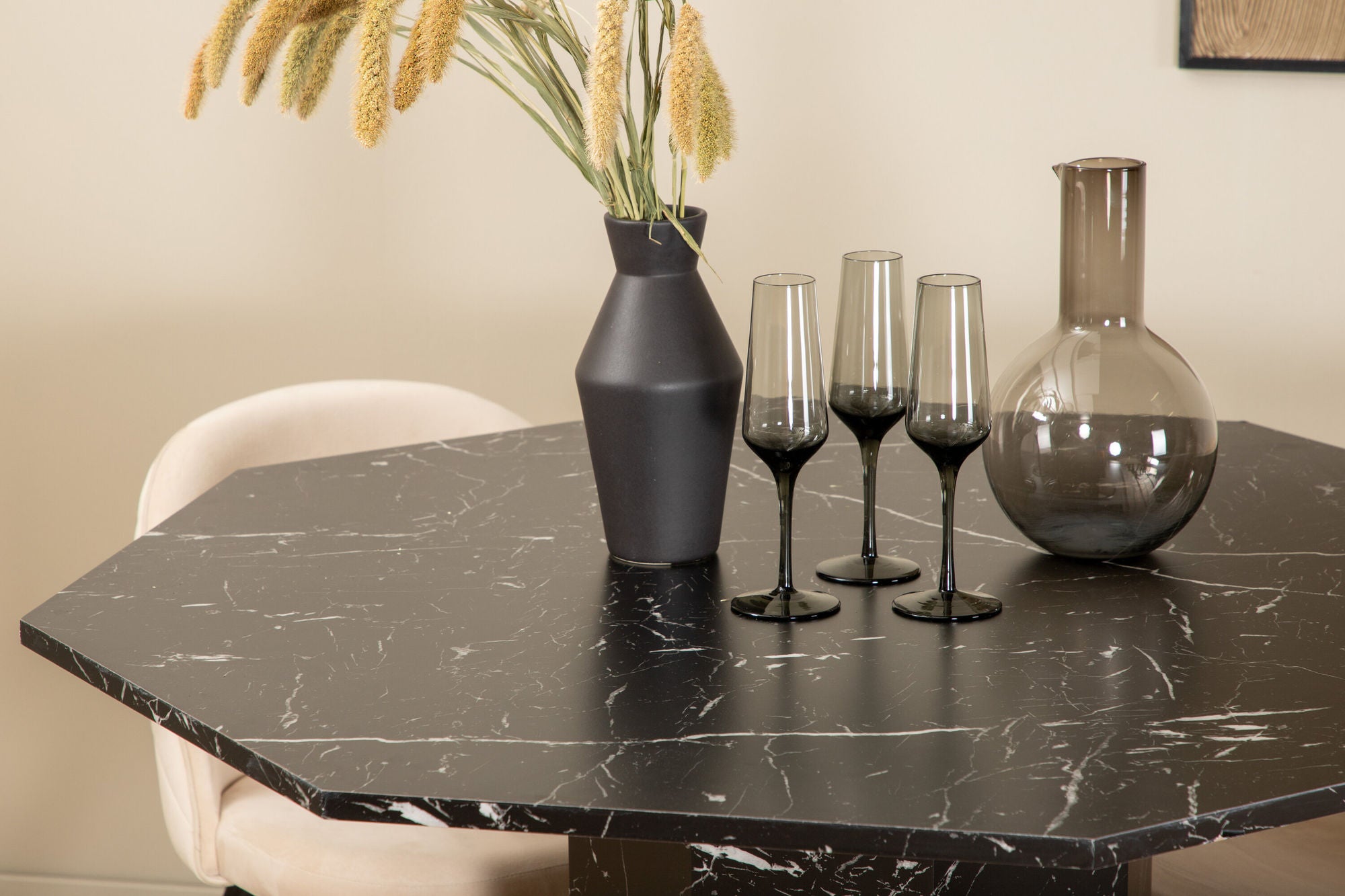 Venture Home Marbs rund spisebord - Black / Black Glass Marble+Velvet Stitches stol - Black / Beige Velvet_4