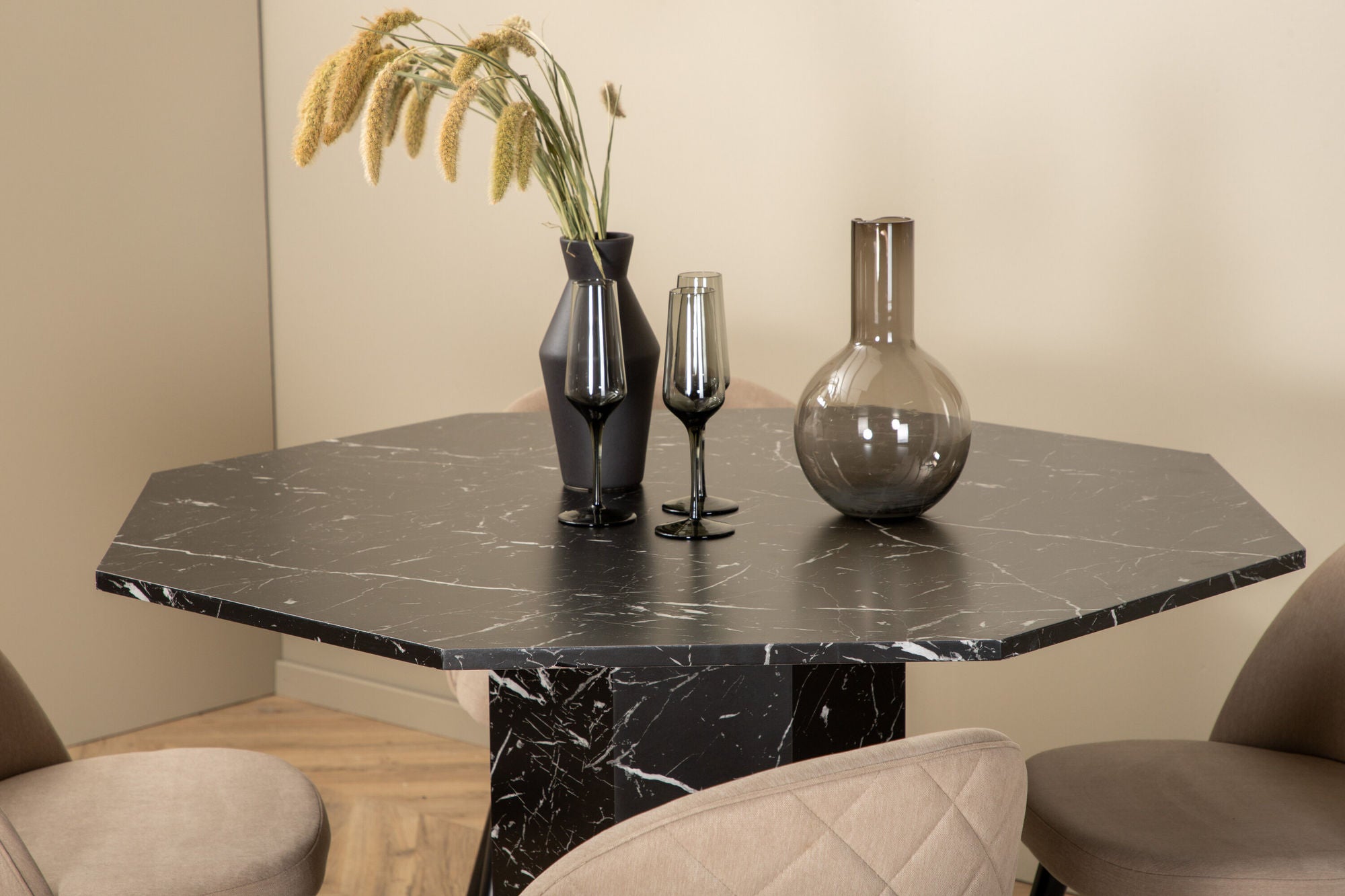 Venture Home Marbs rund spisebord - Black / Black Glass Marble+Velvet Stitches stol - Black / Beige Fabric (Polyester linen )_4