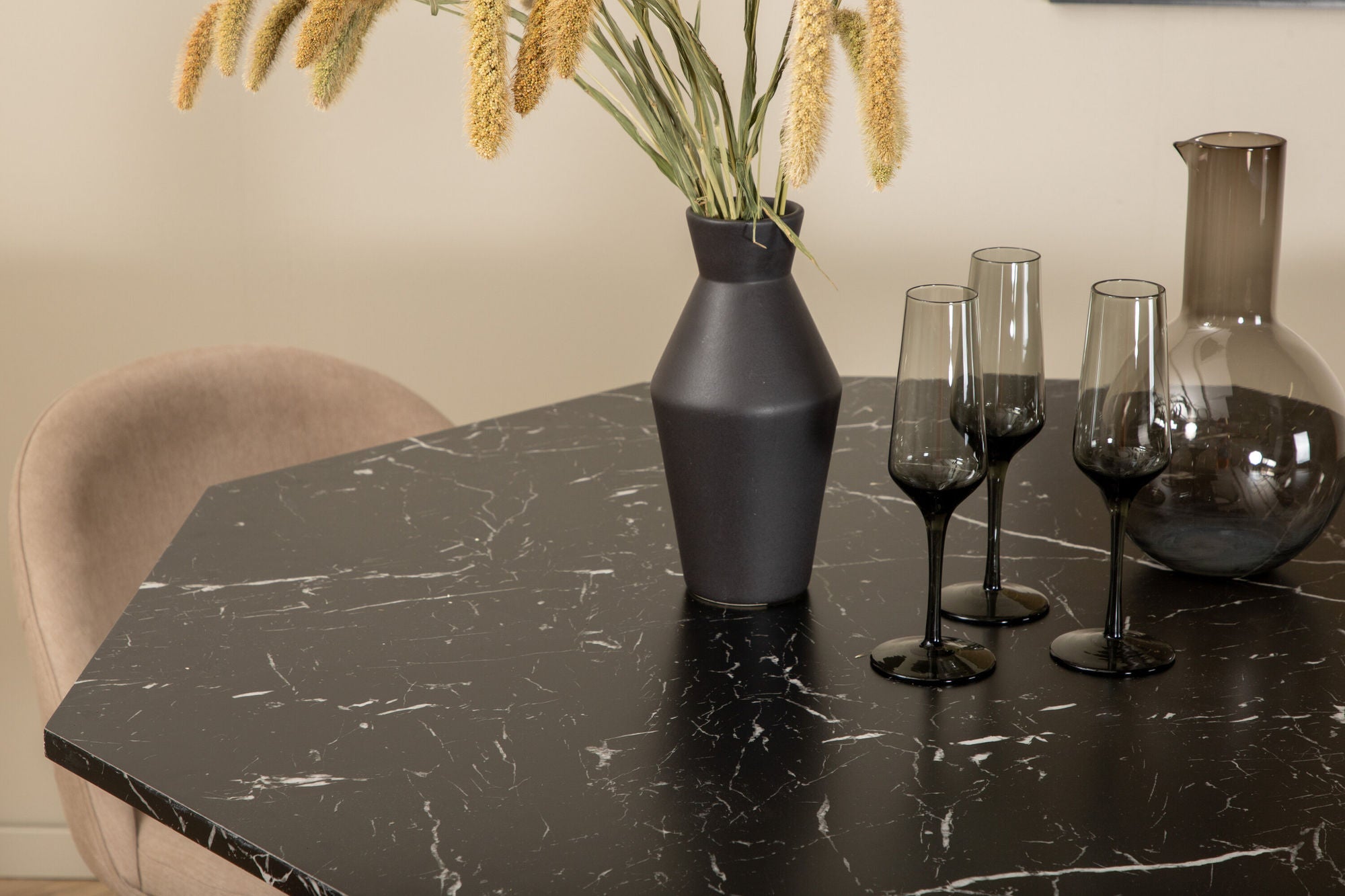 Venture Home Marbs rund spisebord - Black / Black Glass Marble+Velvet Stitches stol - Black / Beige Fabric (Polyester linen )_4