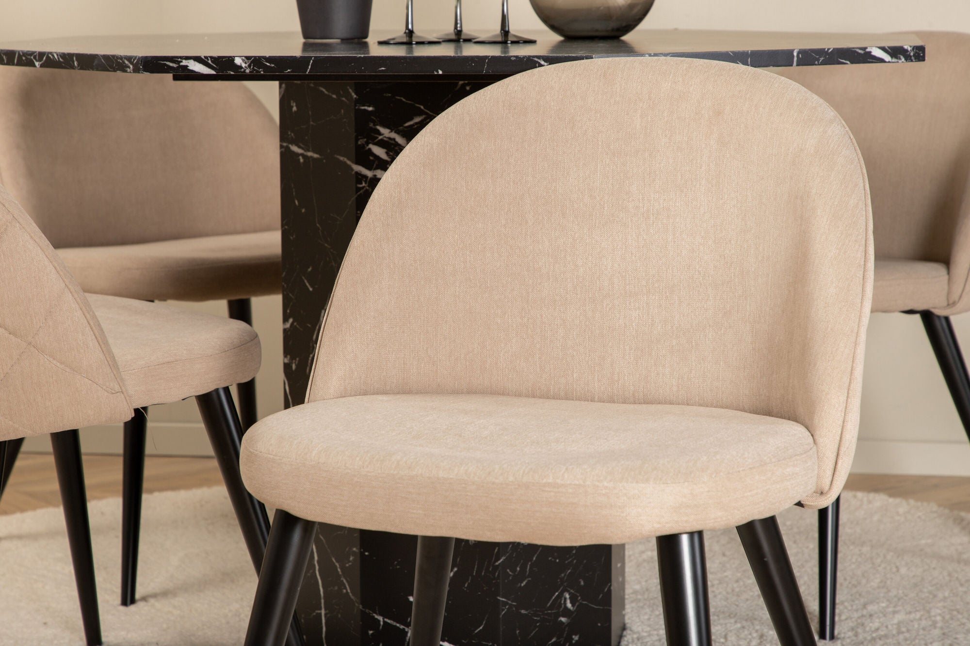 Venture Home Marbs rund spisebord - Black / Black Glass Marble+Velvet Stitches stol - Black / Beige Fabric (Polyester linen )_4